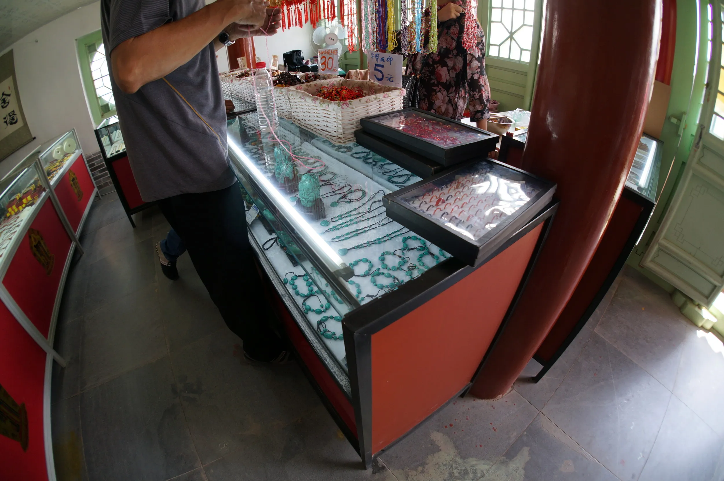 白塔傍のお土産屋