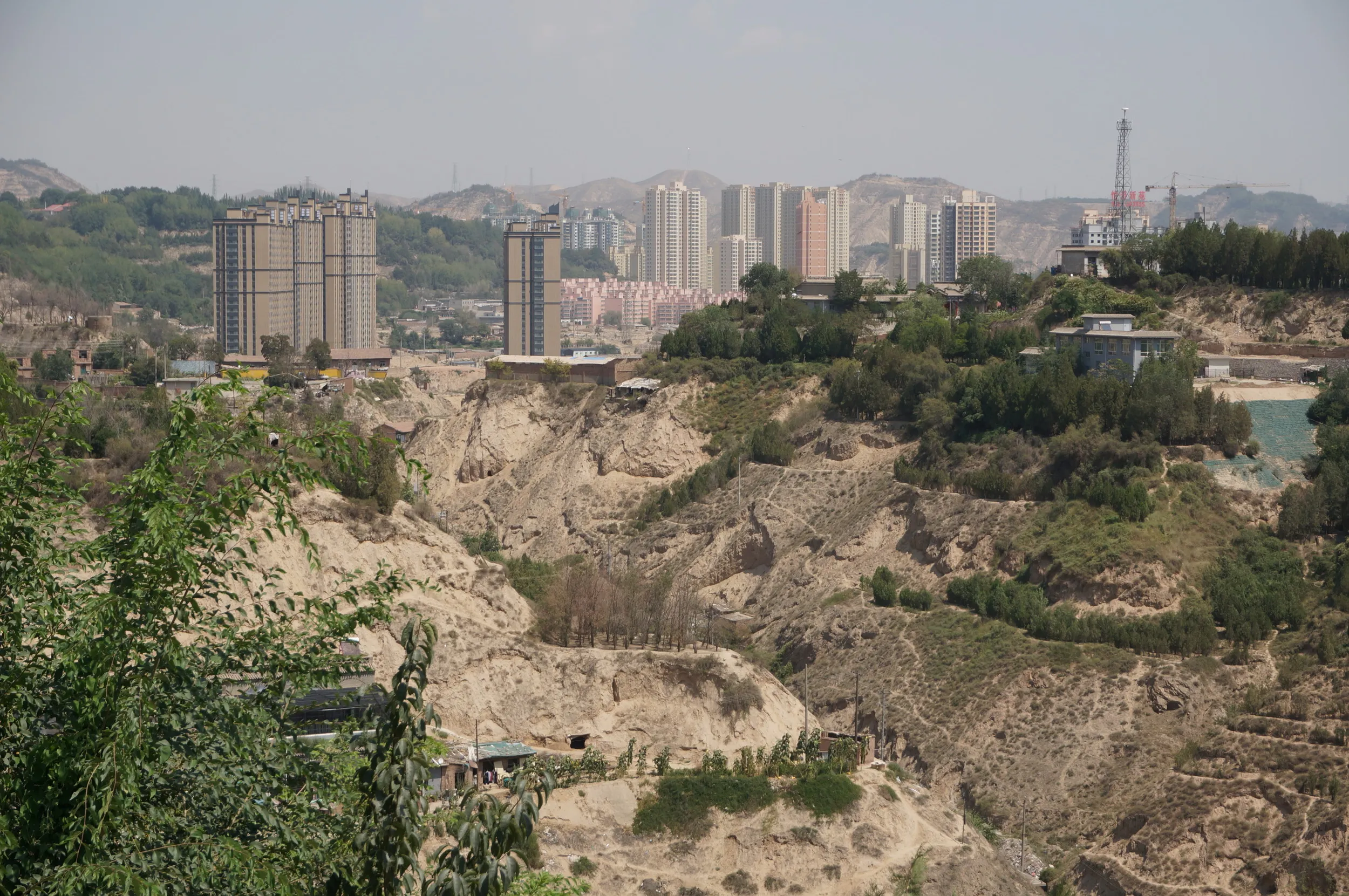 白塔周辺の山の風景