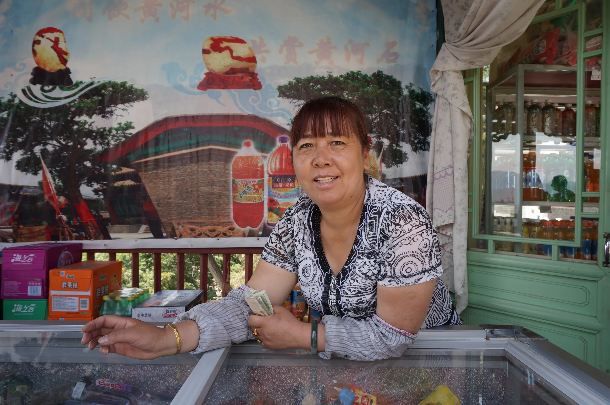 白塔傍の売店の老板娘