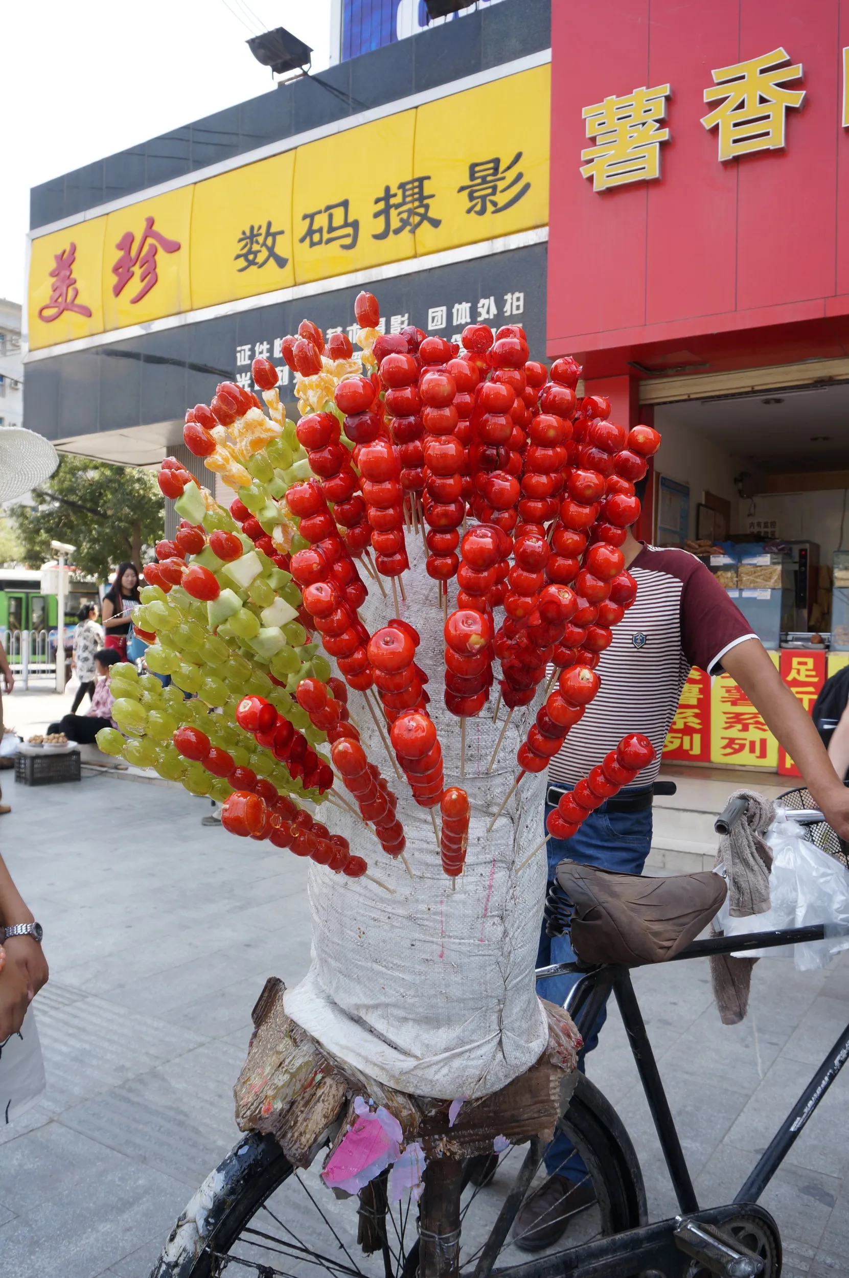昔懐かしい山査子（さんざし）の路上販売
