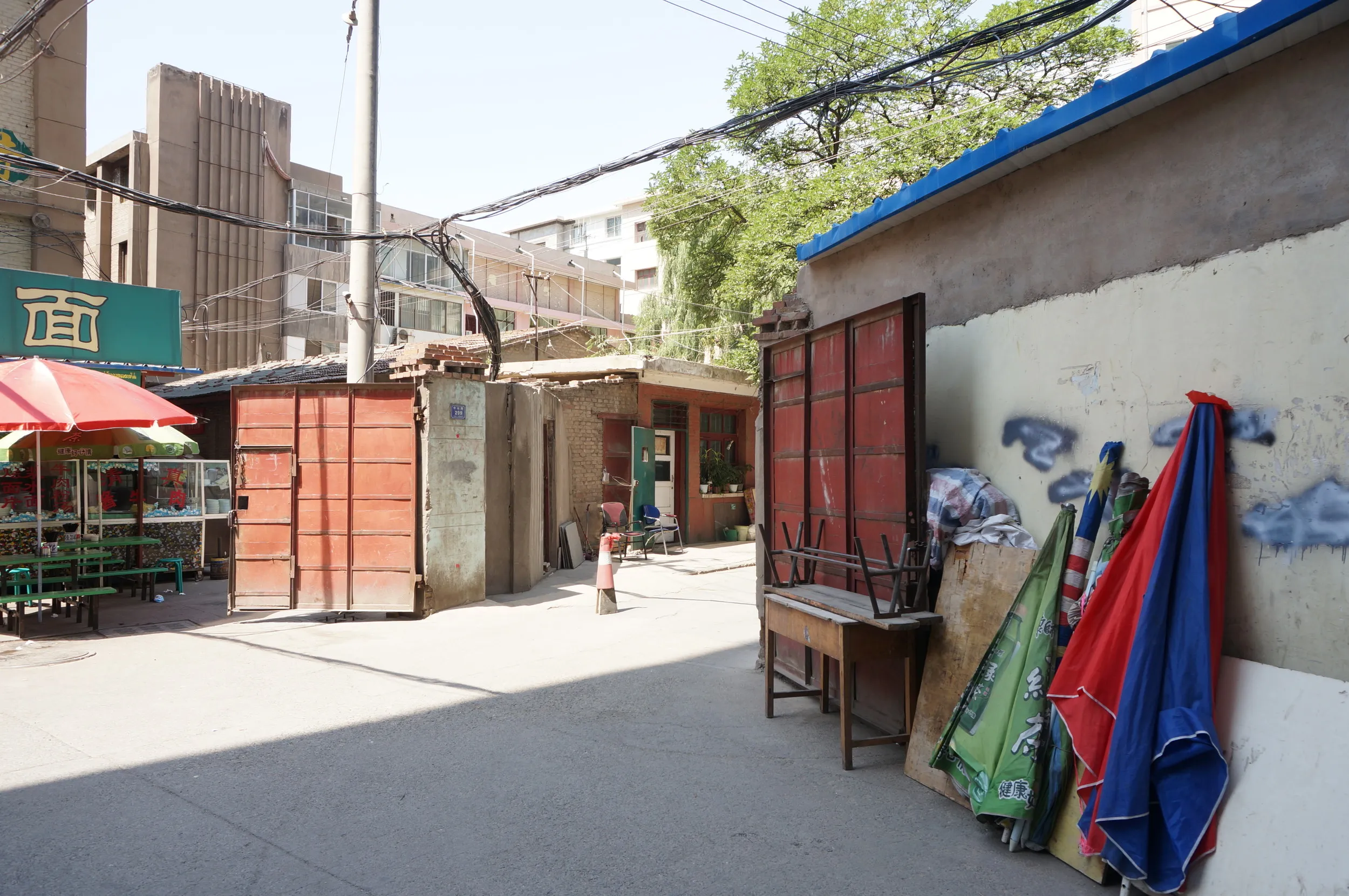 中山路の路地の屋台食堂付近の風景