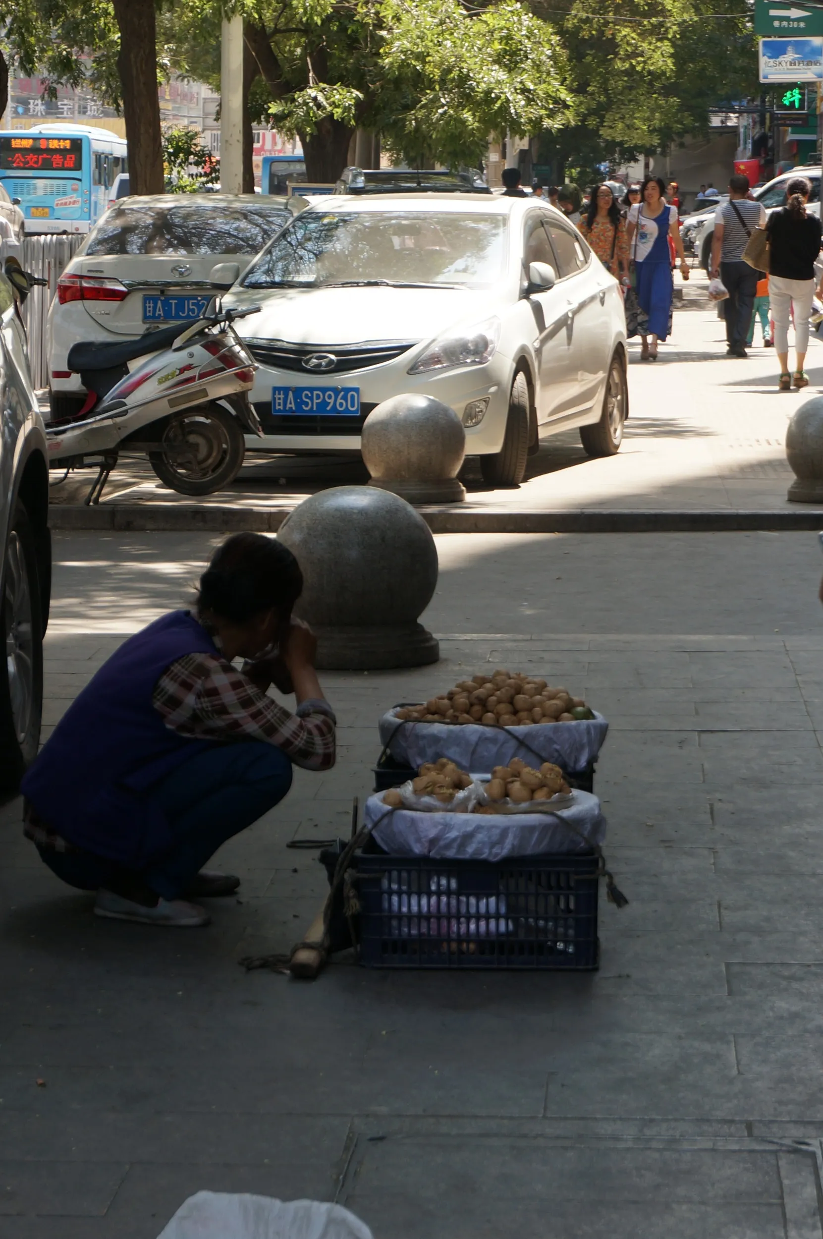 中山路の歩道でクルミを売る農家