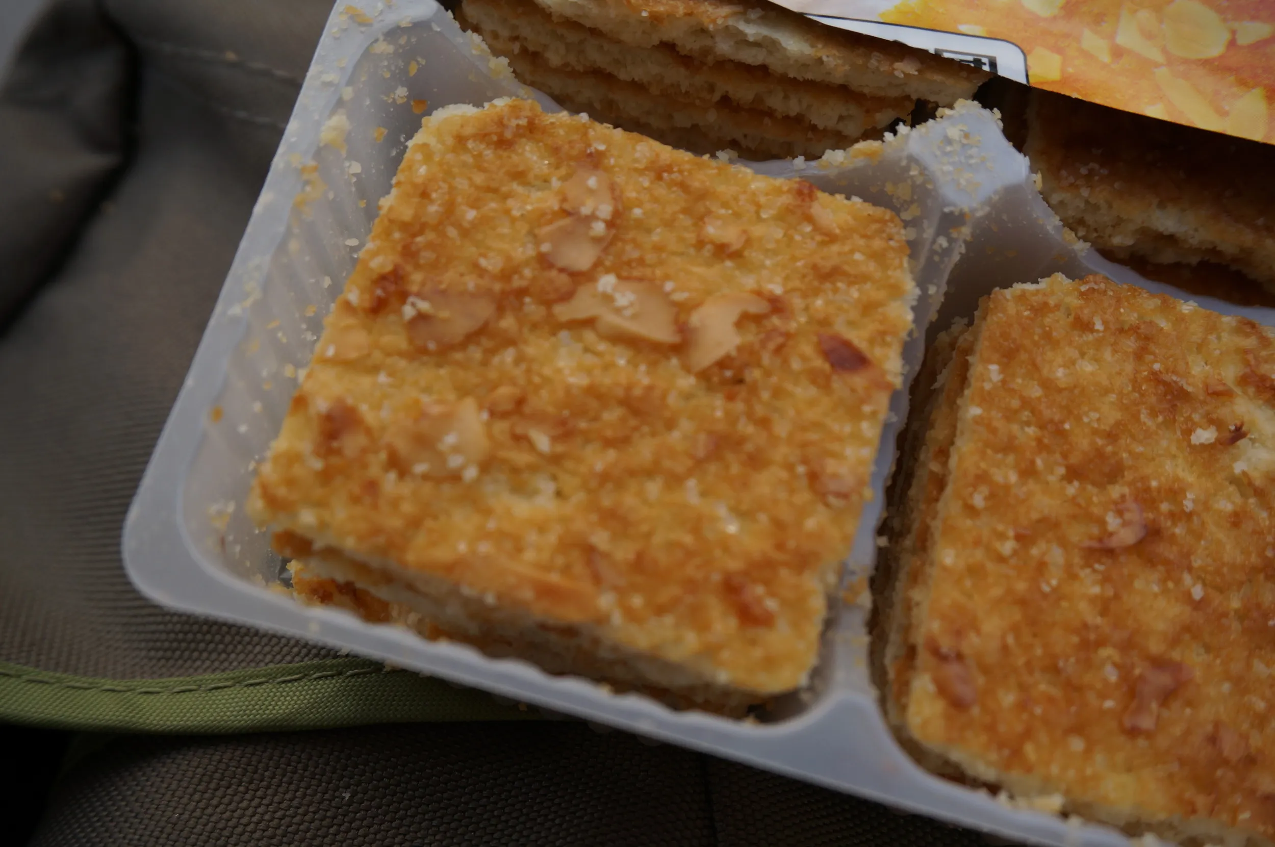 路地裏の商店で甘いアーモンドサブレを購入