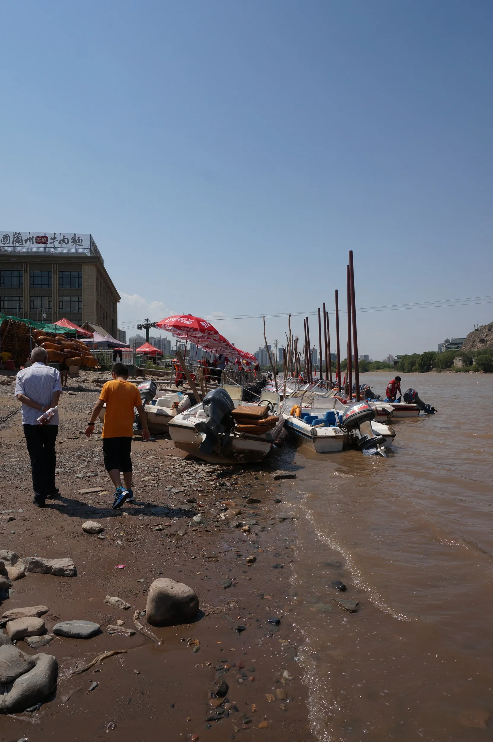 打ち寄せる黄河の波際、河岸を散歩