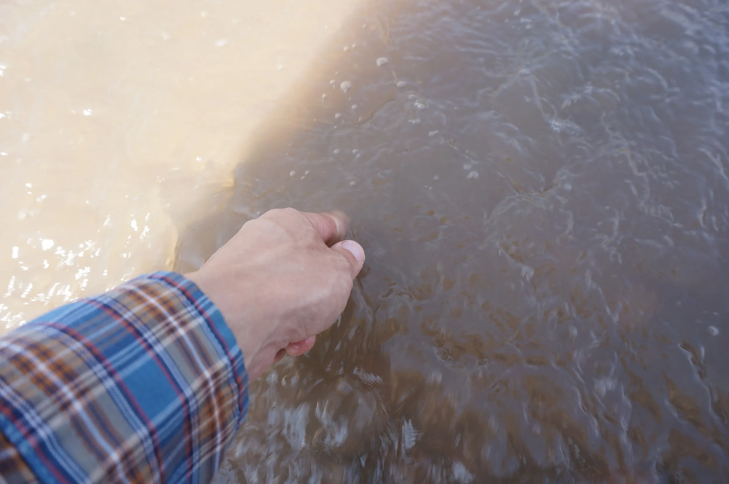 河岸で黄河の水に直接触れる