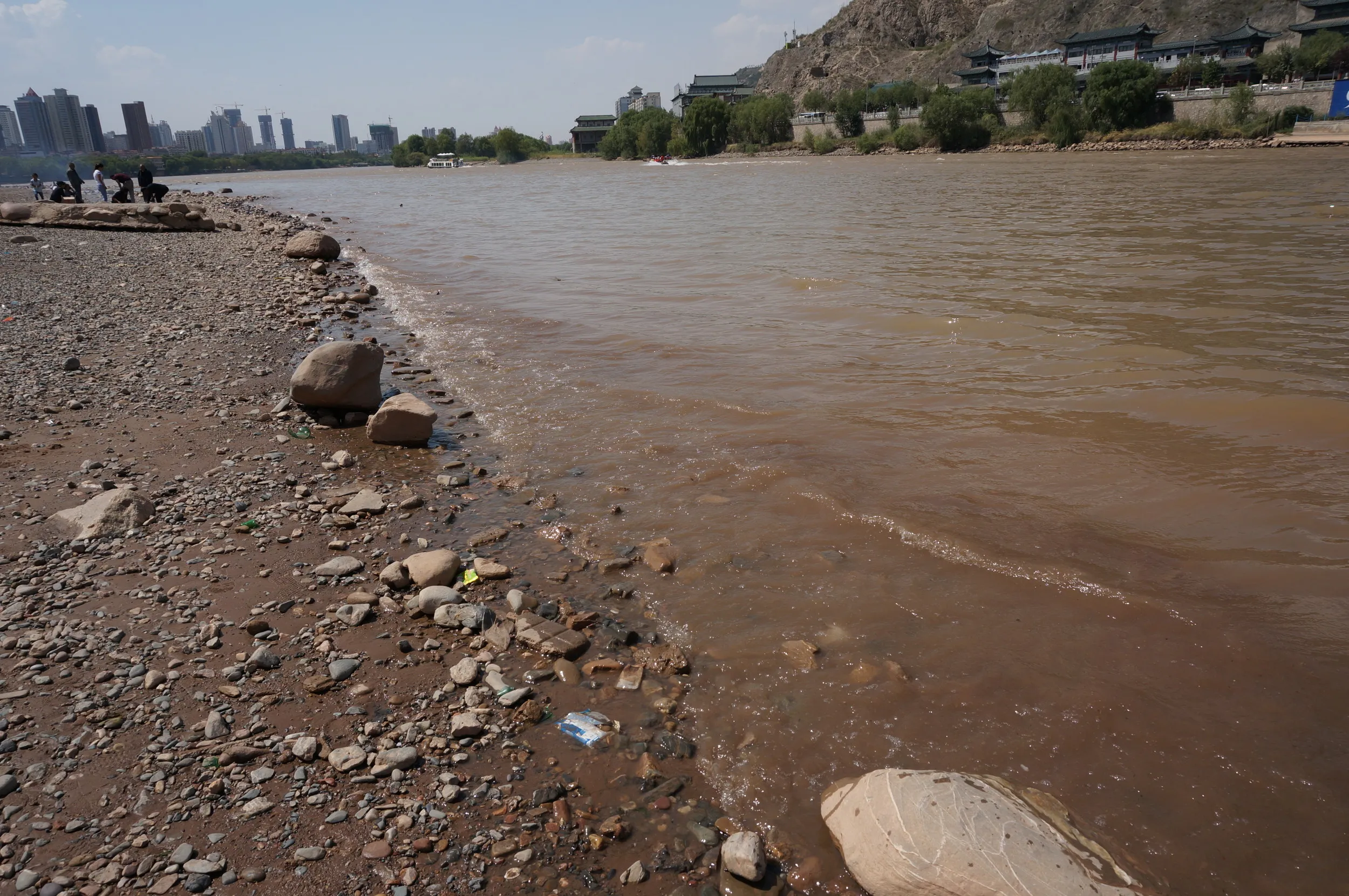 川の流れや音、匂いを五感で感じつつ散歩