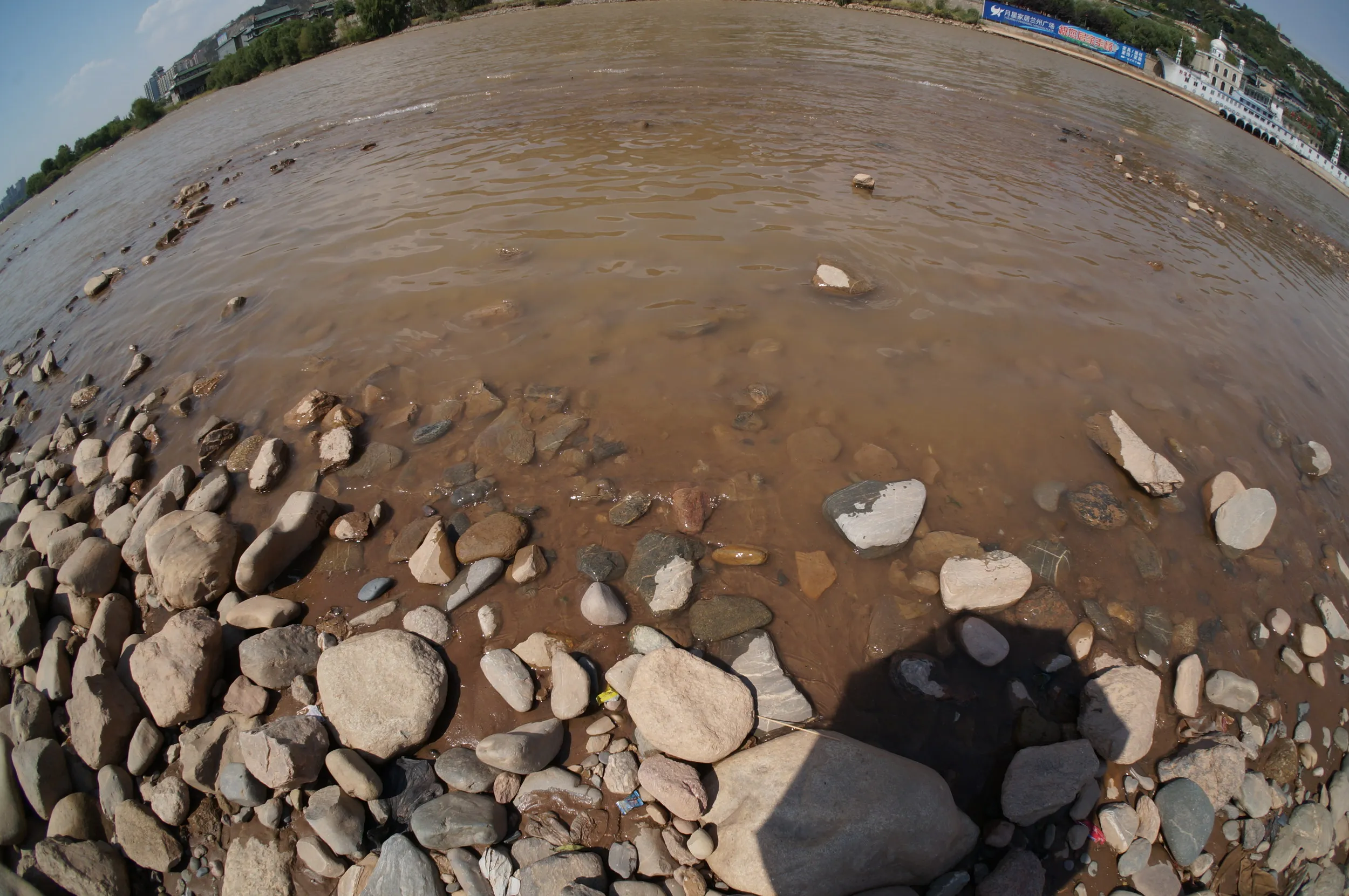 黄河の流れを目の前に見つつ、河原を散歩