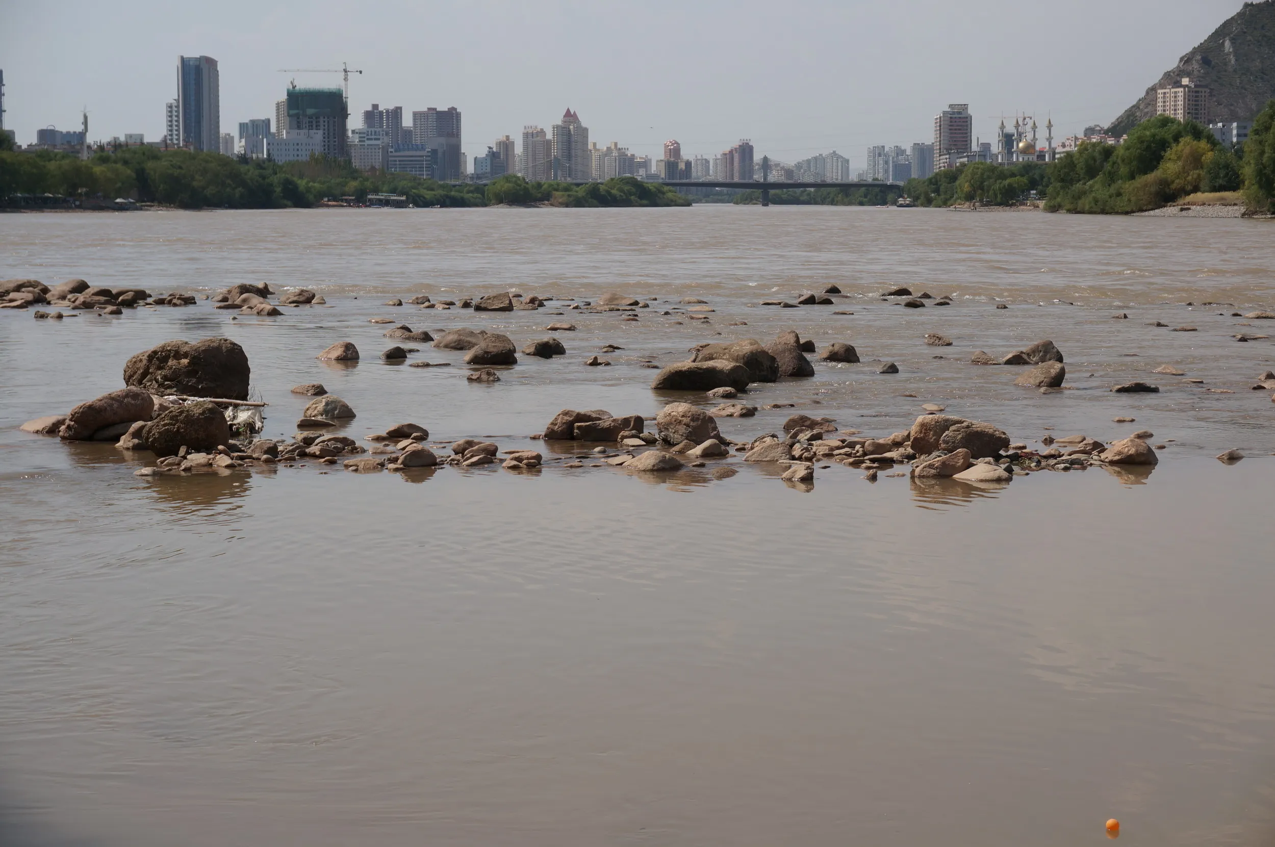 黄河の流れを横目に河原をまったり散歩