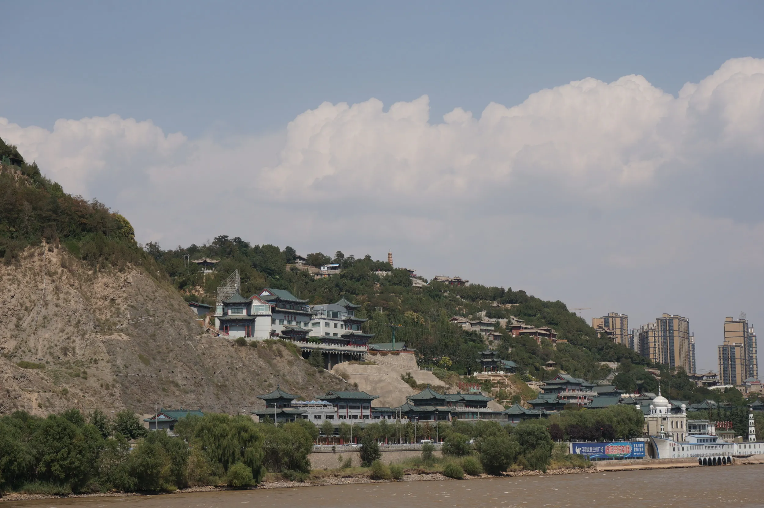 遊歩道から眺めた黄河と対岸の風景