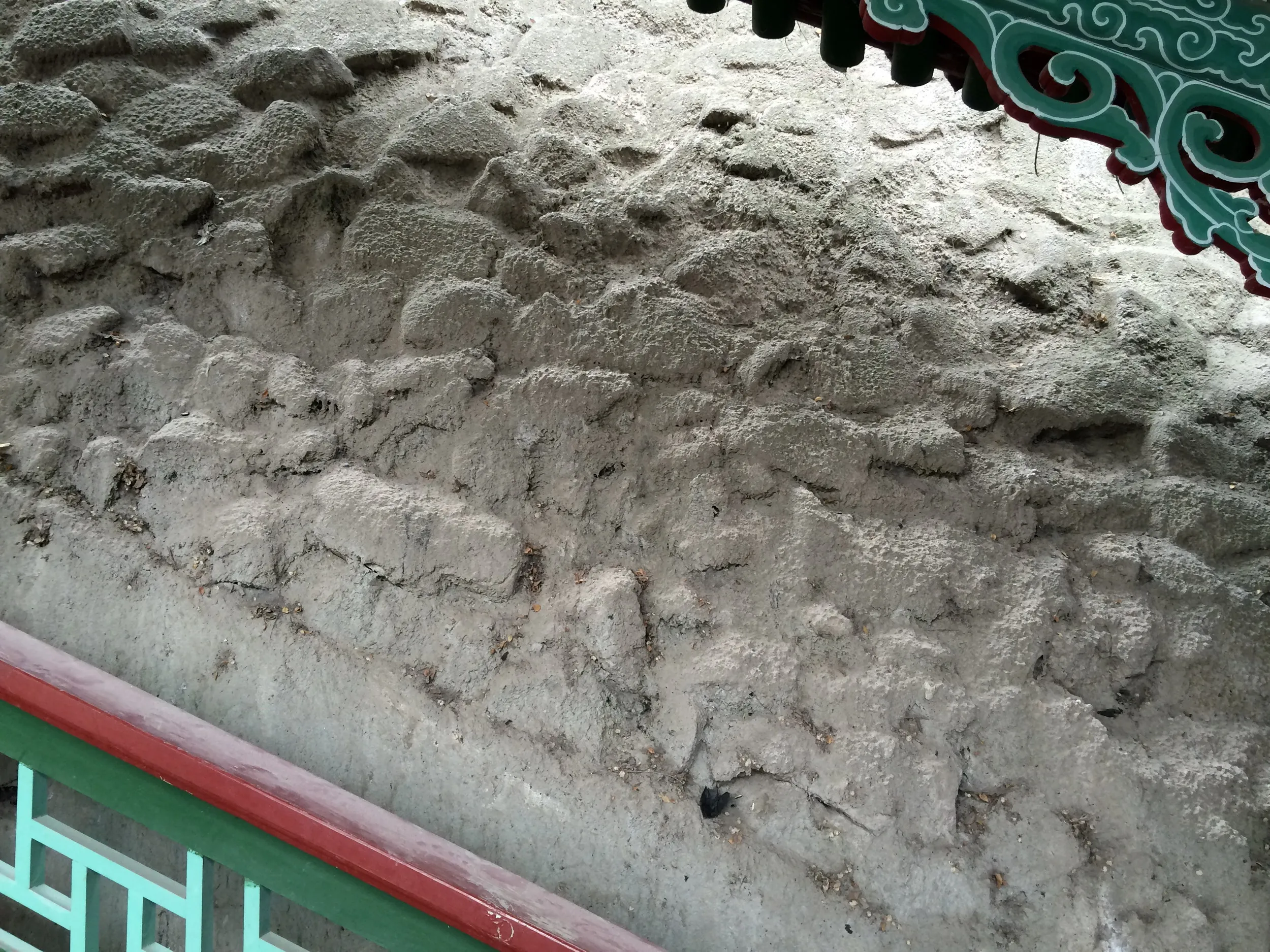 マニ寺の回廊の手すりと岩肌