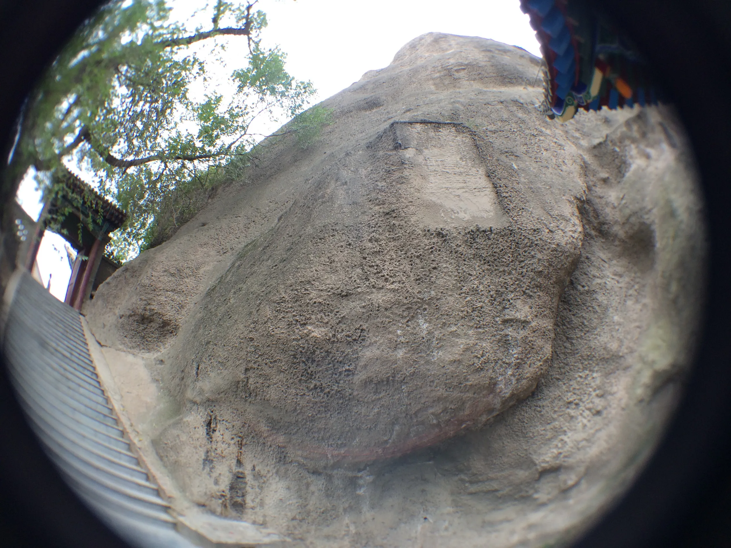 マニ寺の岩壁と階段