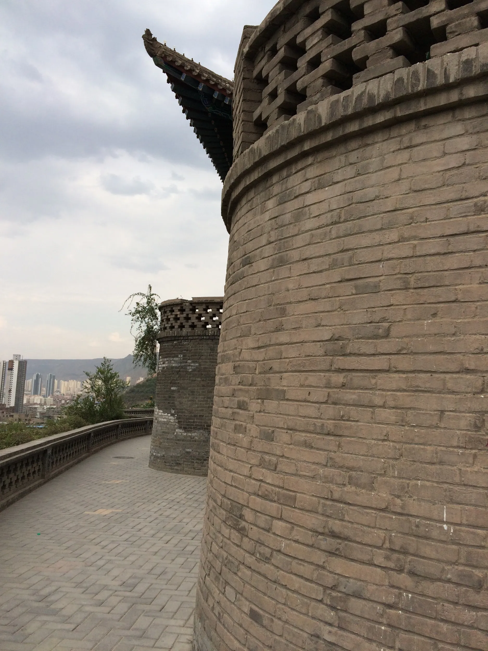 五泉山公園内の建物と石畳