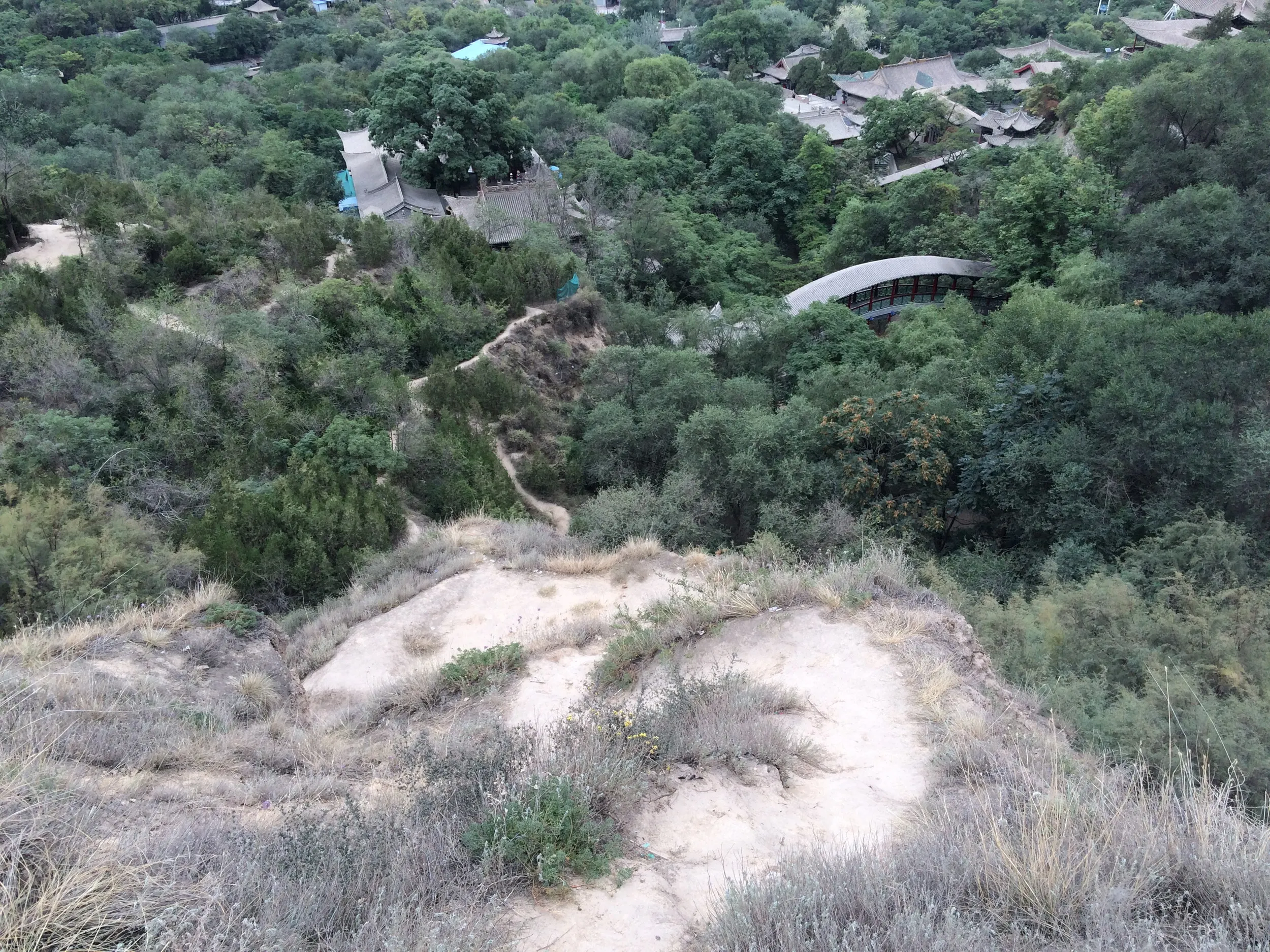 急な山道をトレッキング