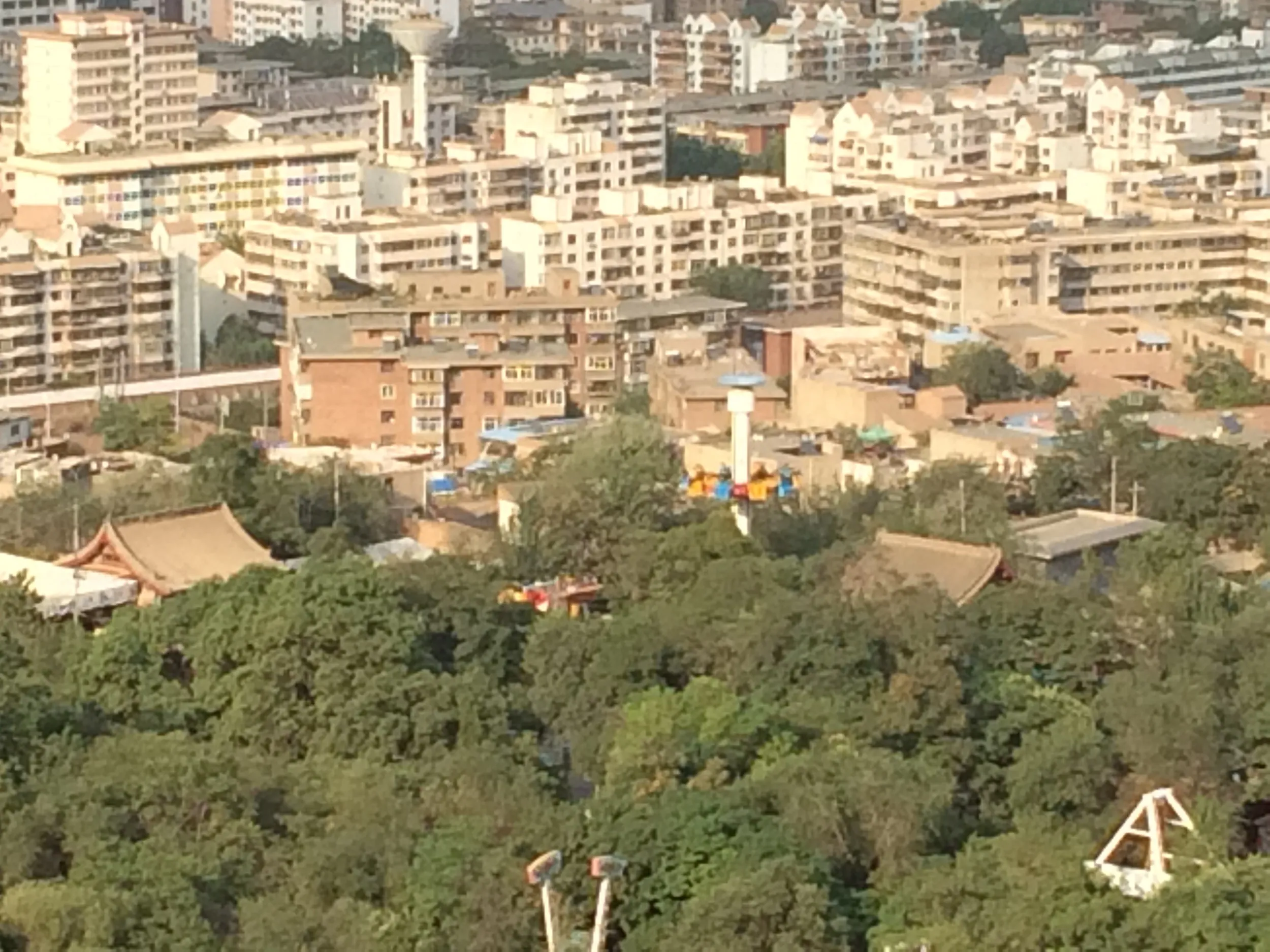 中腹から蘭州市内を眺めた風景