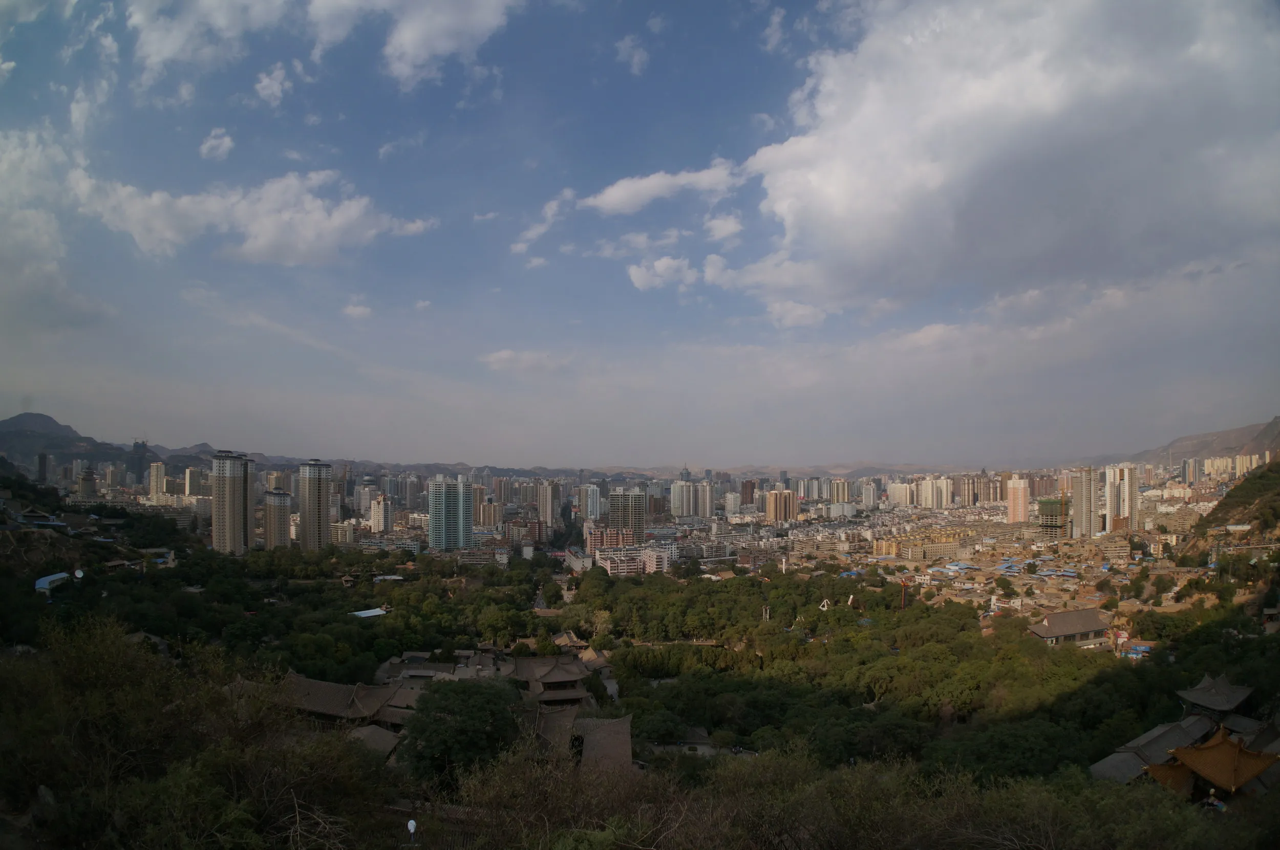 中腹から蘭州市内を眺めた風景
