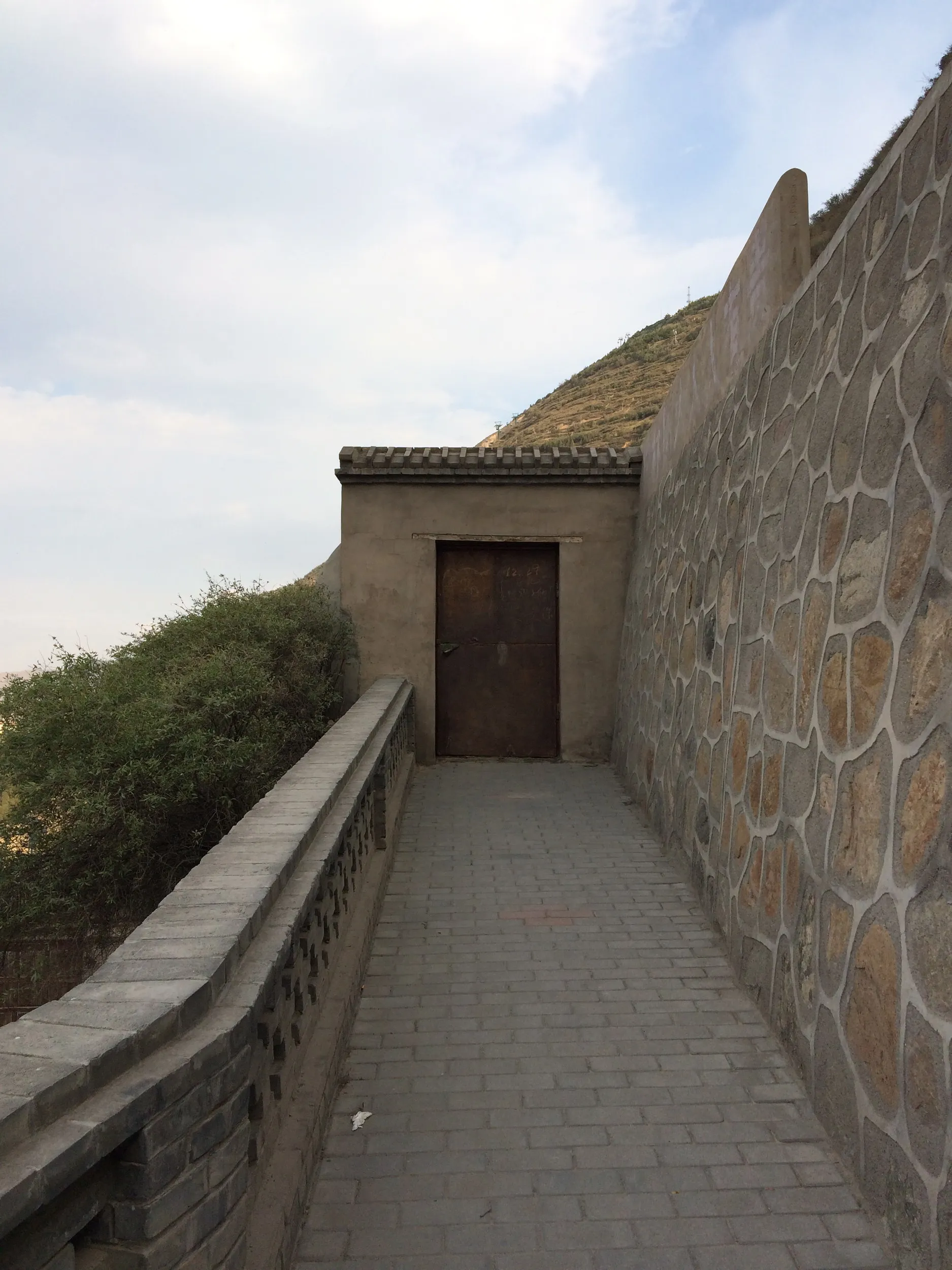 中腹の閉ざされた山道