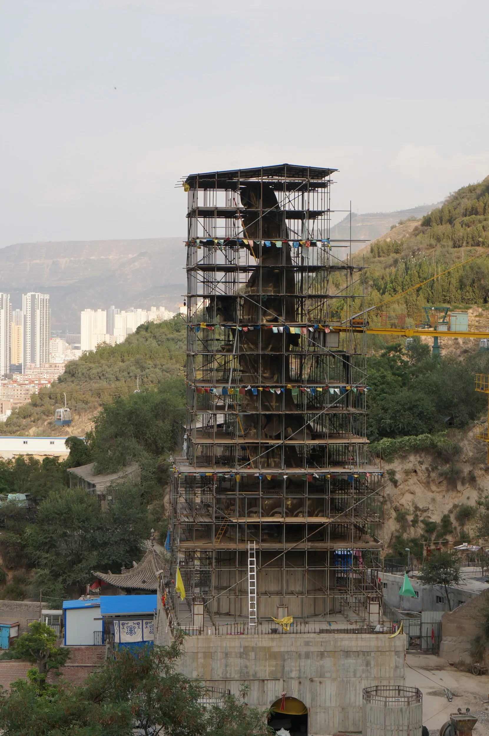 修復中の巨大な仏像