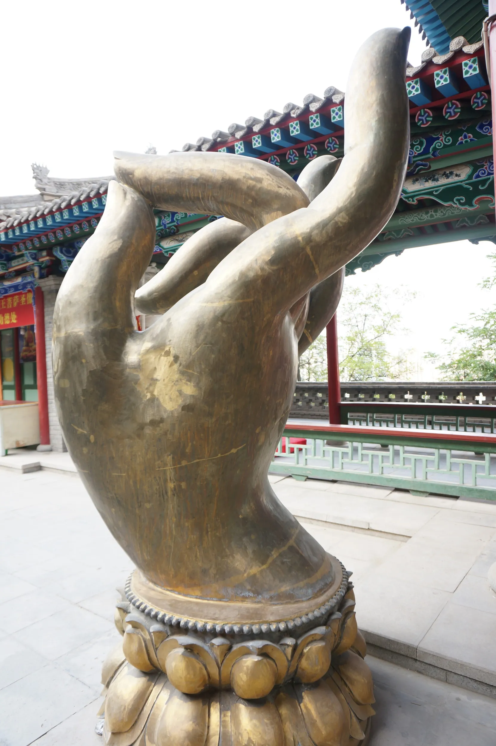 マニ寺の境内にある手のモニュメント