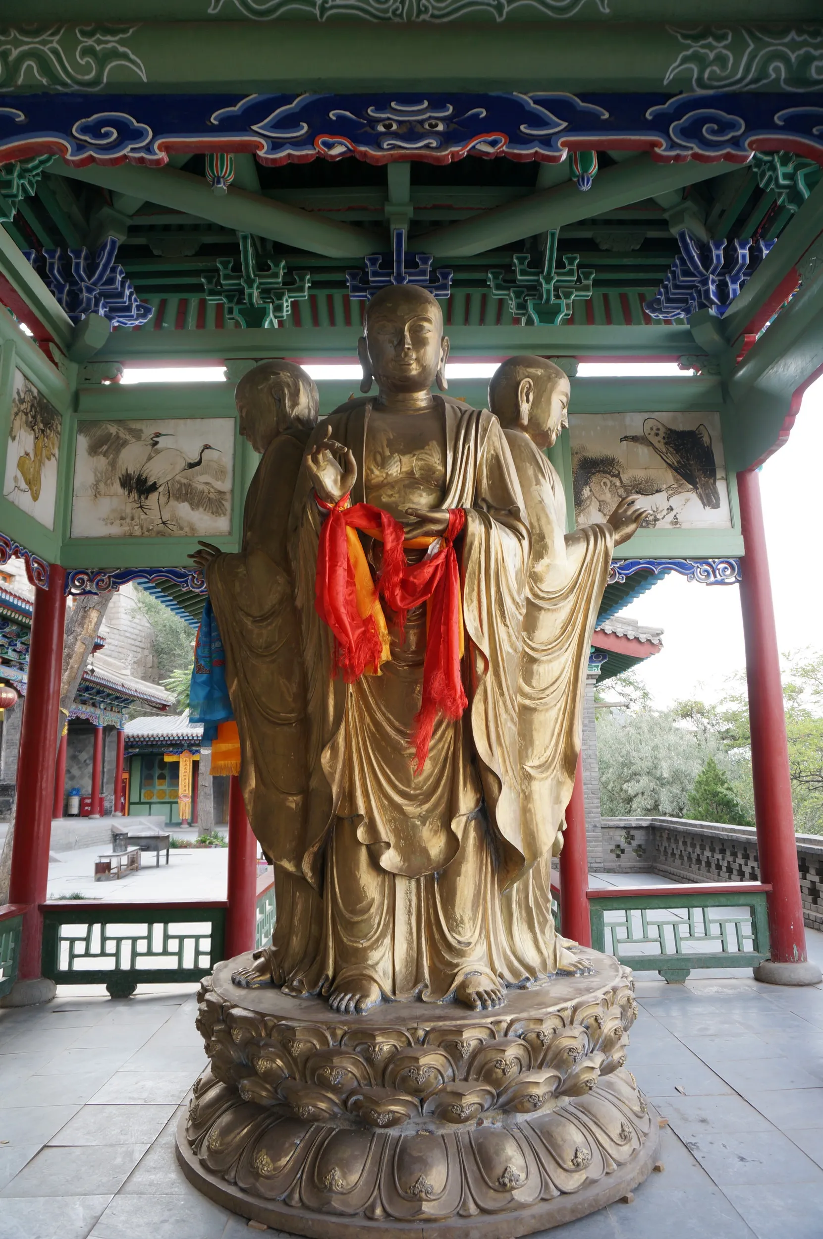 マニ寺の境内にある仏像