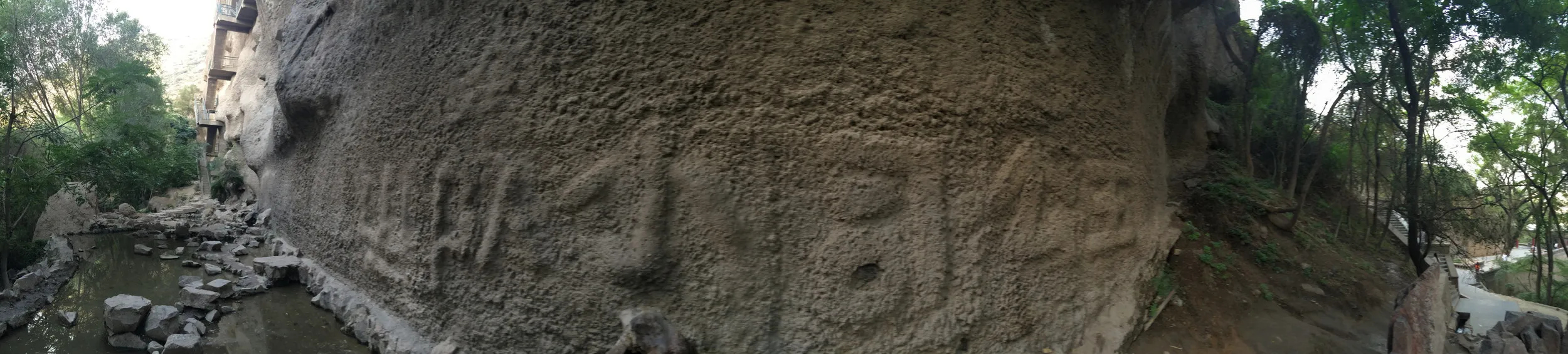 水が湧き出ている場所をiPhone 5Sでパノラマ撮影