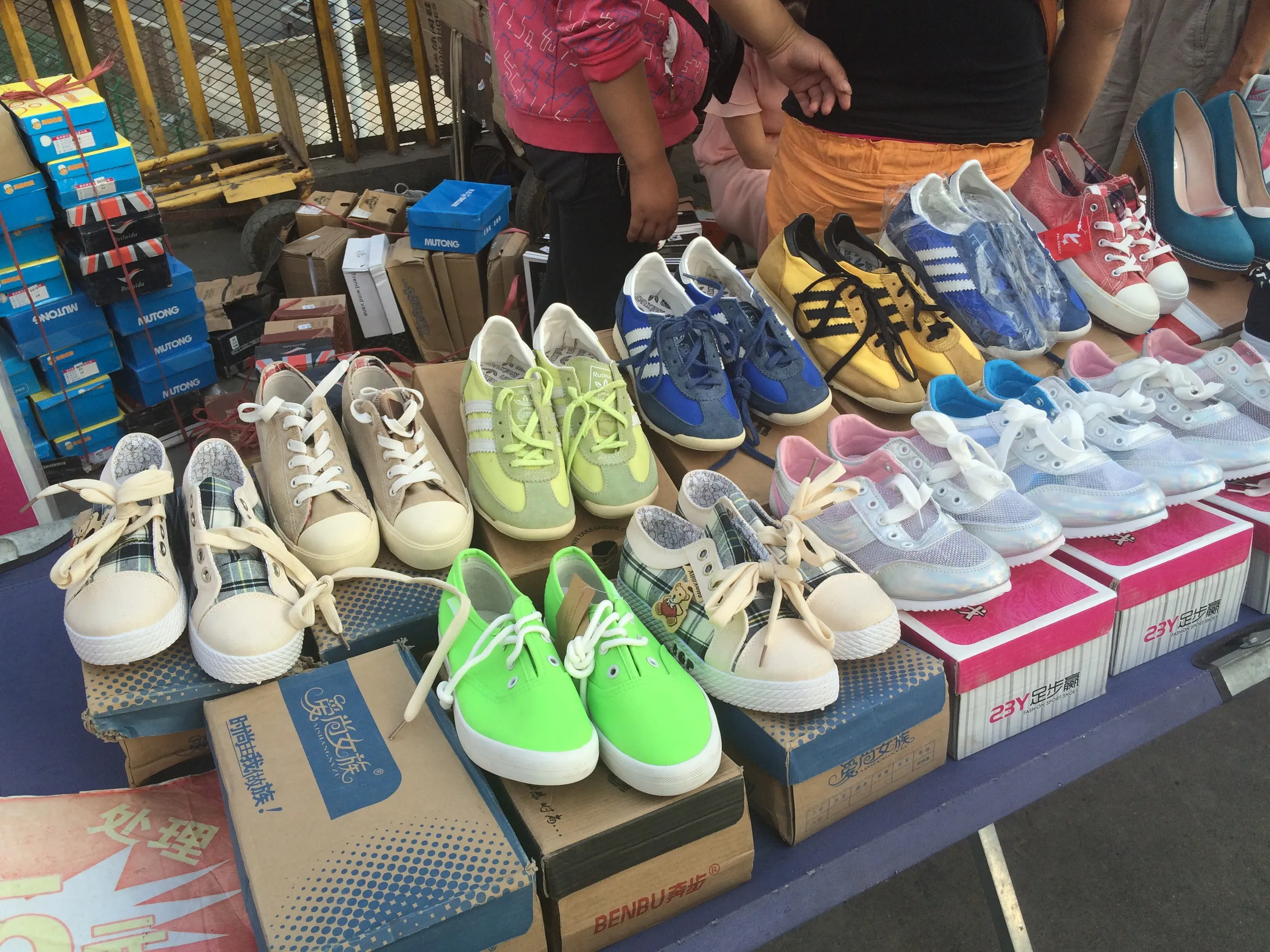 屋台・露店が並ぶ夜市