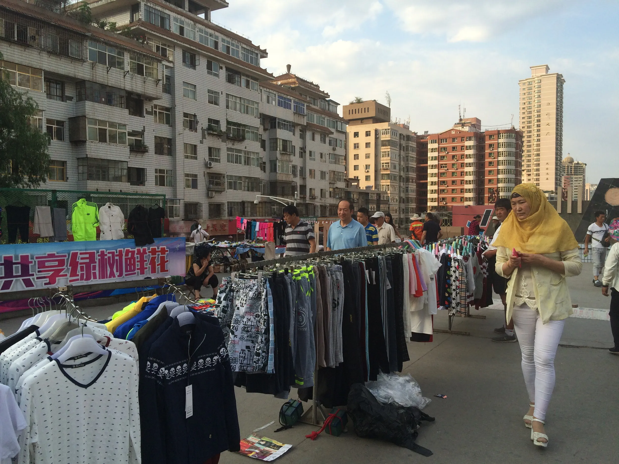 屋台・露店が並ぶ夜市