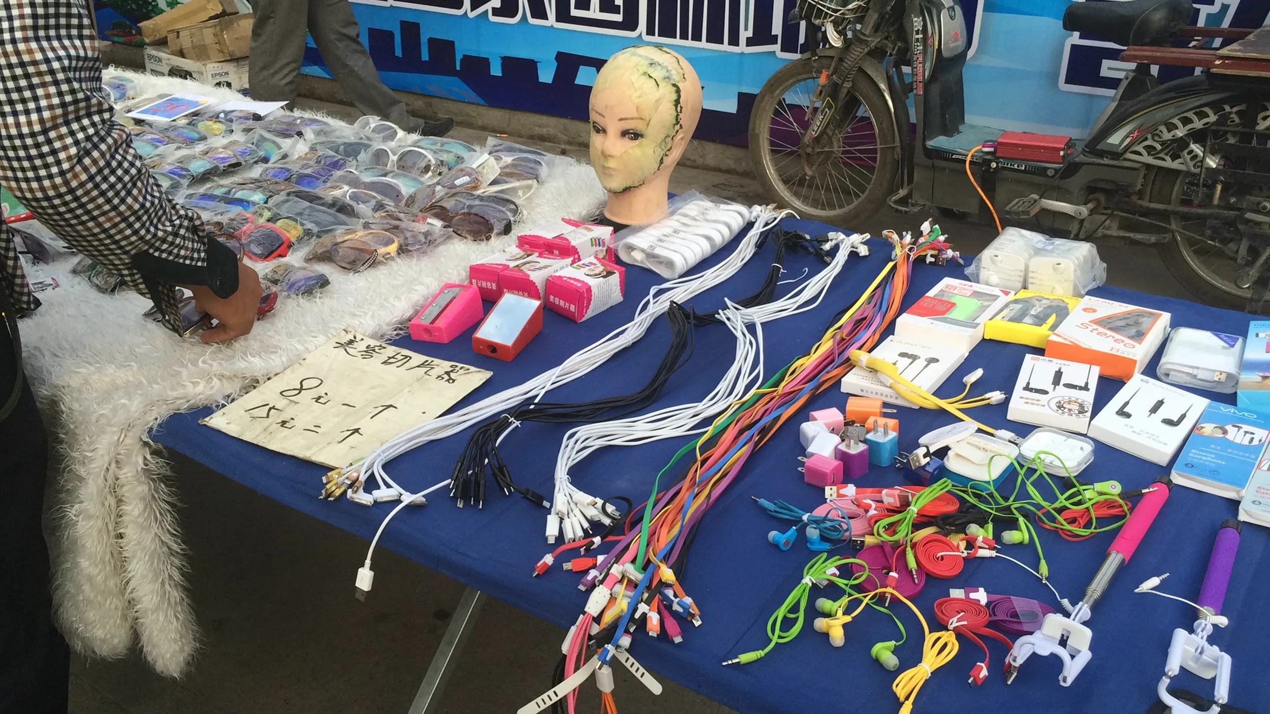 スマホグッズを販売している露店