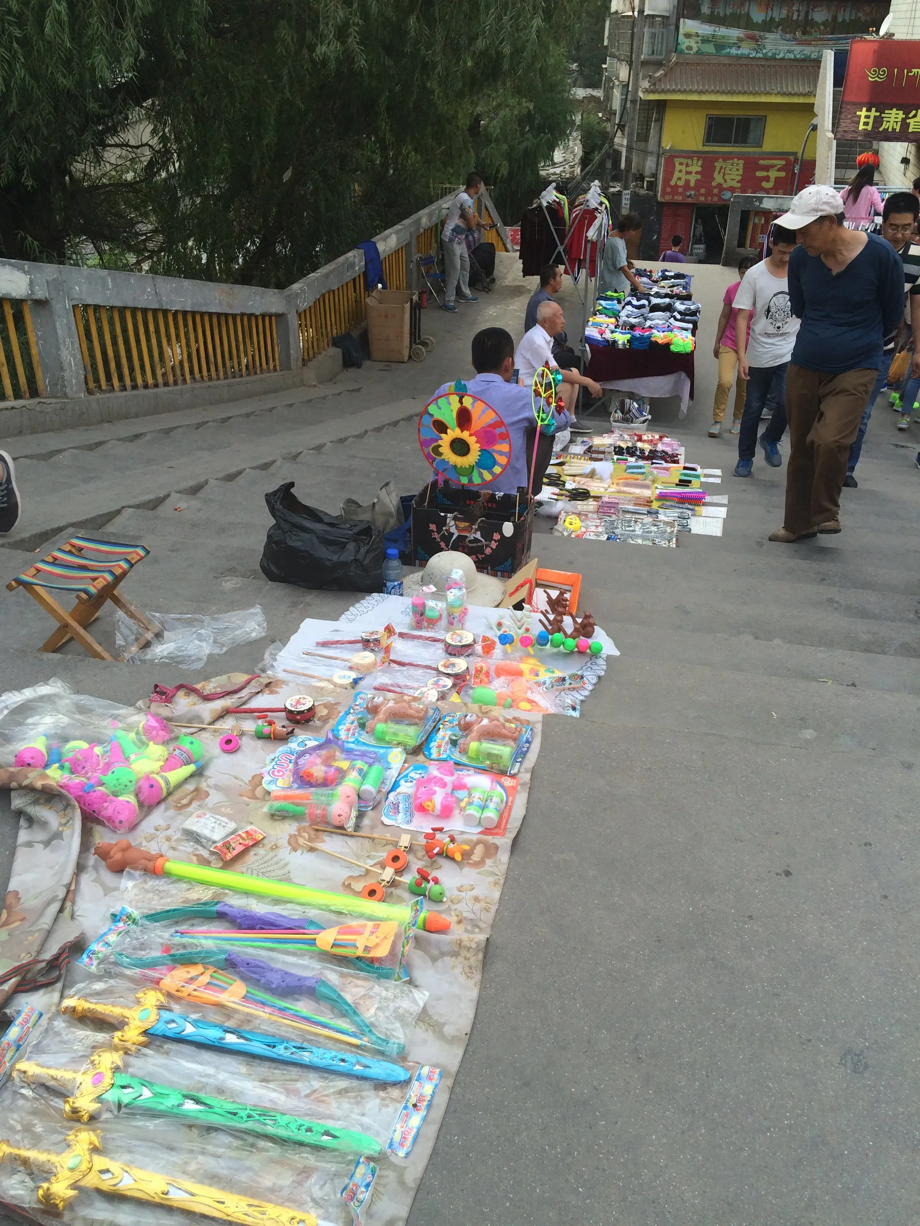 屋台・露店が並ぶ夜市
