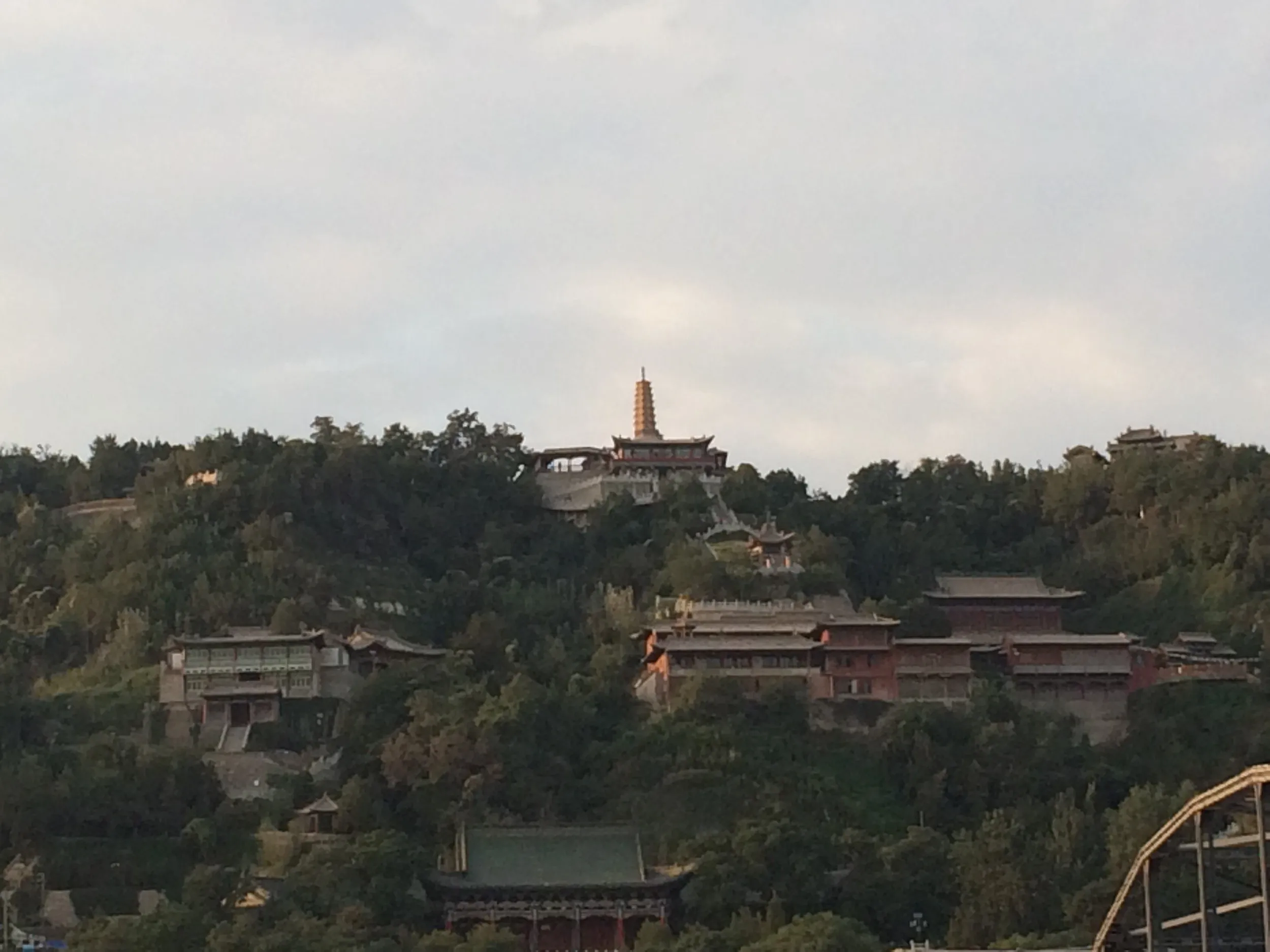 夕日に染まる白塔を眺める