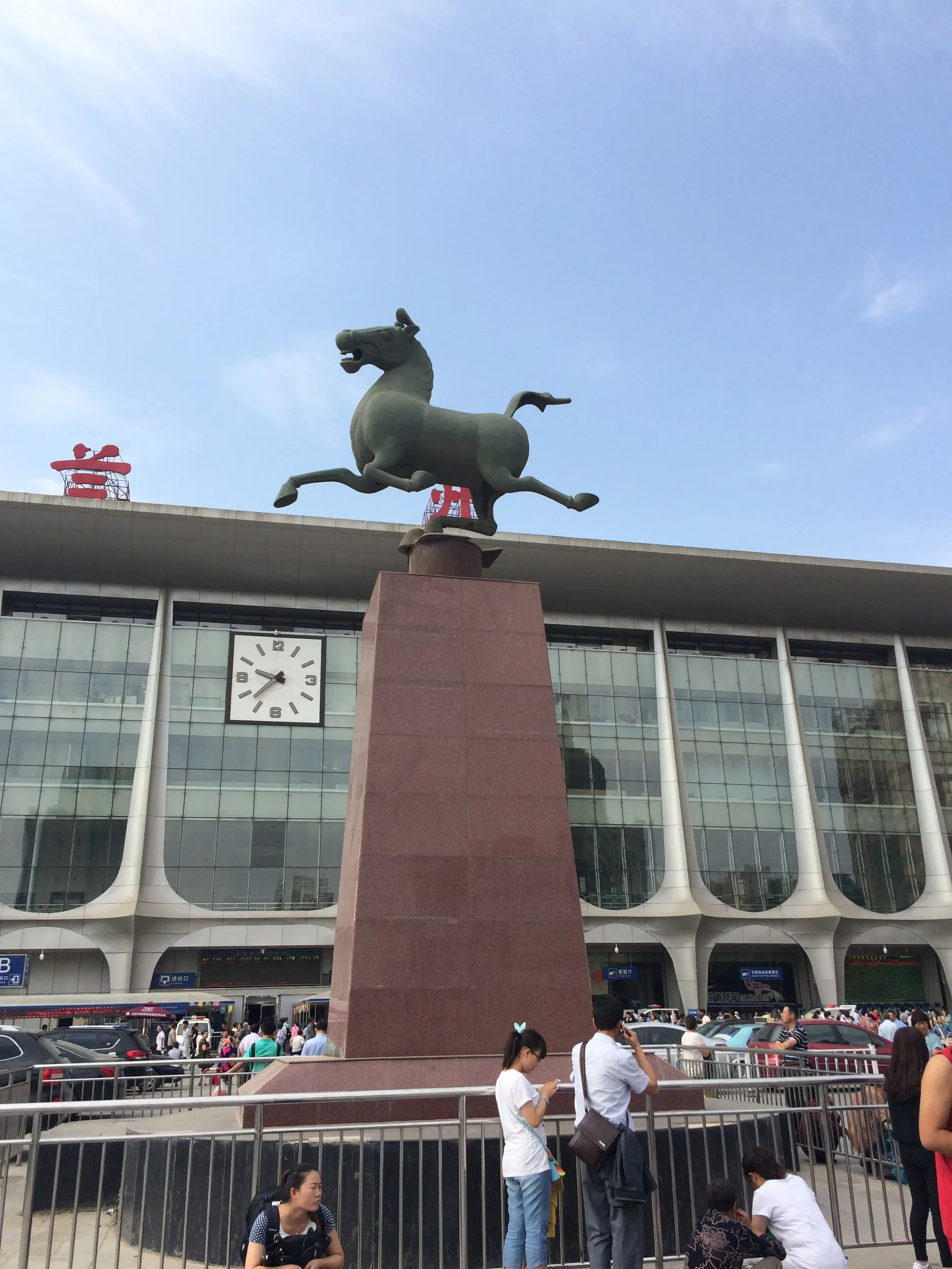 蘭州駅前。席無し1泊2日の乗り鉄旅行の始まり