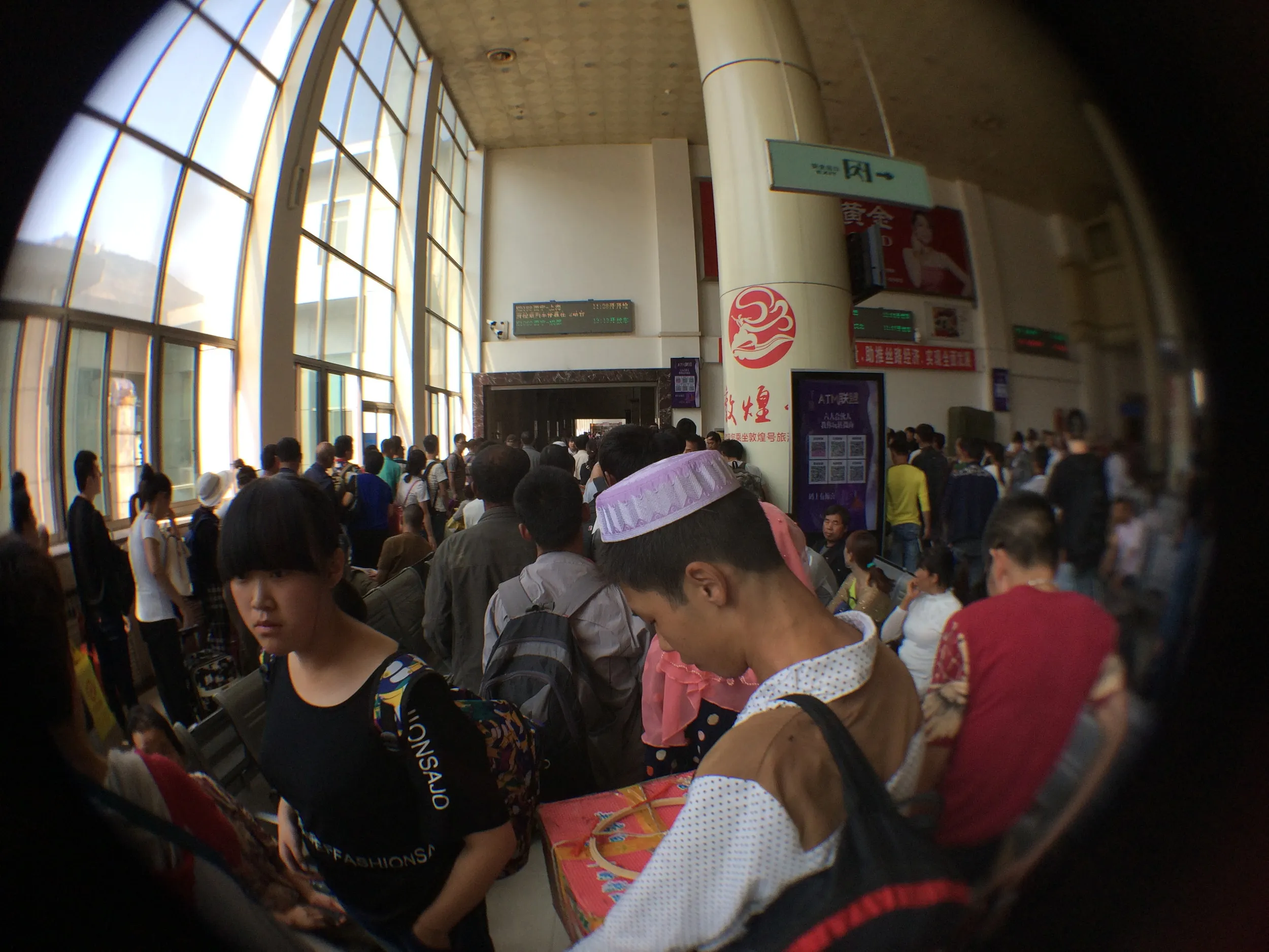 蘭州駅待合室をLomo Fisheye2で撮影