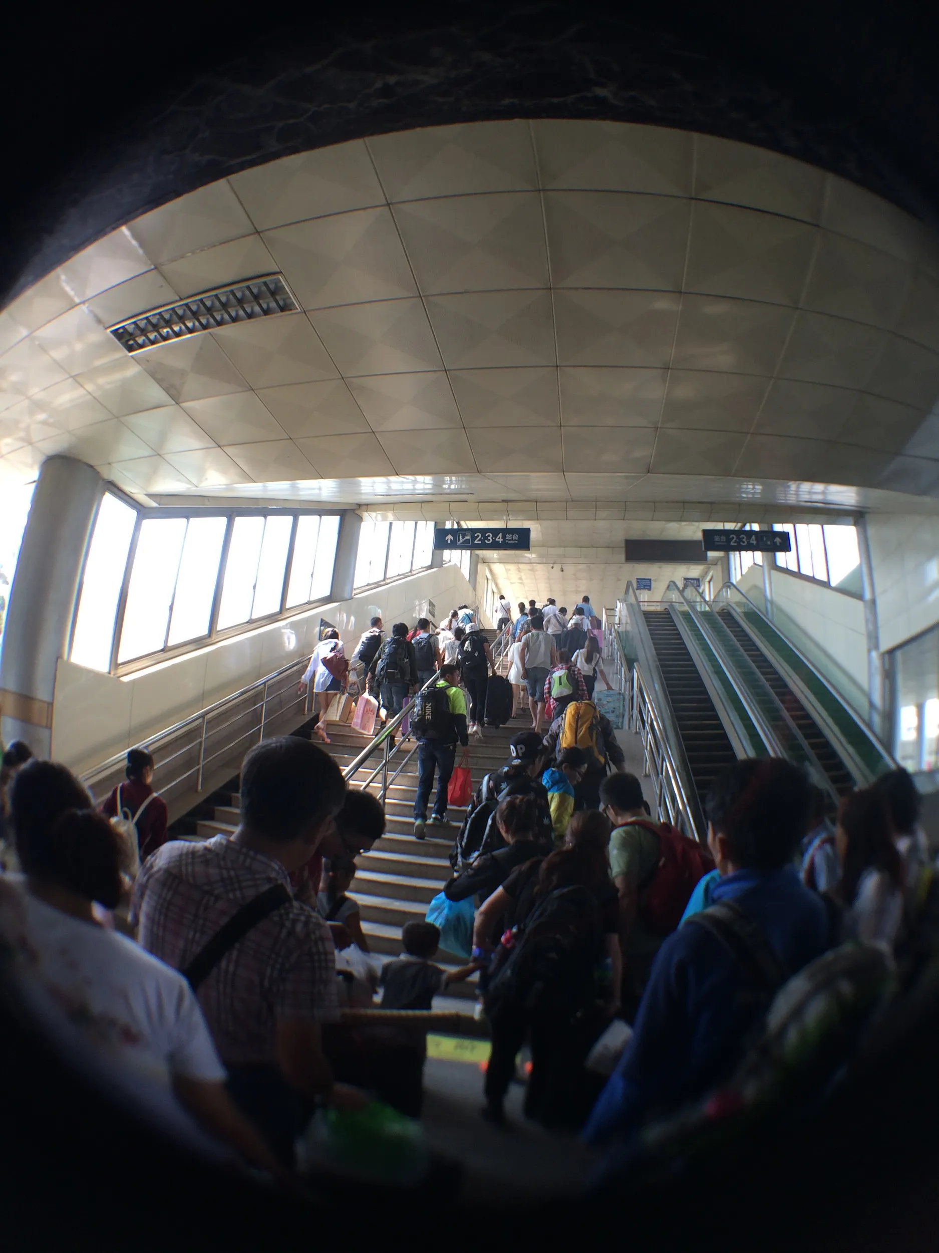 切符検査を経てホームへ移動