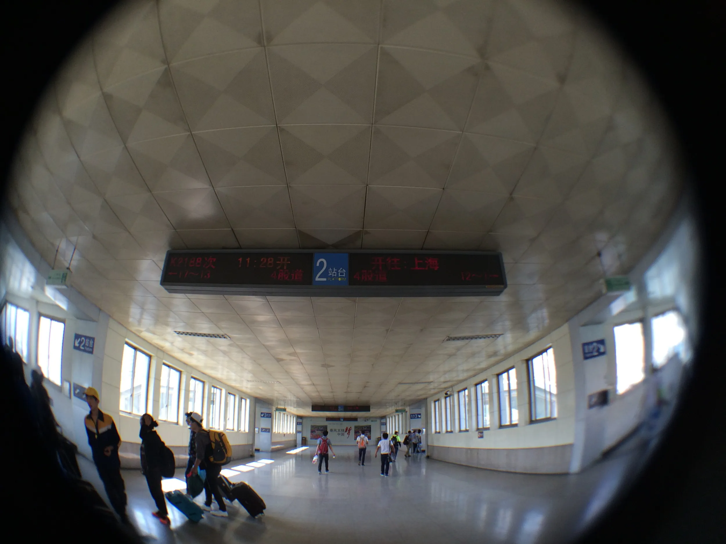 切符検査を経てホームへ移動