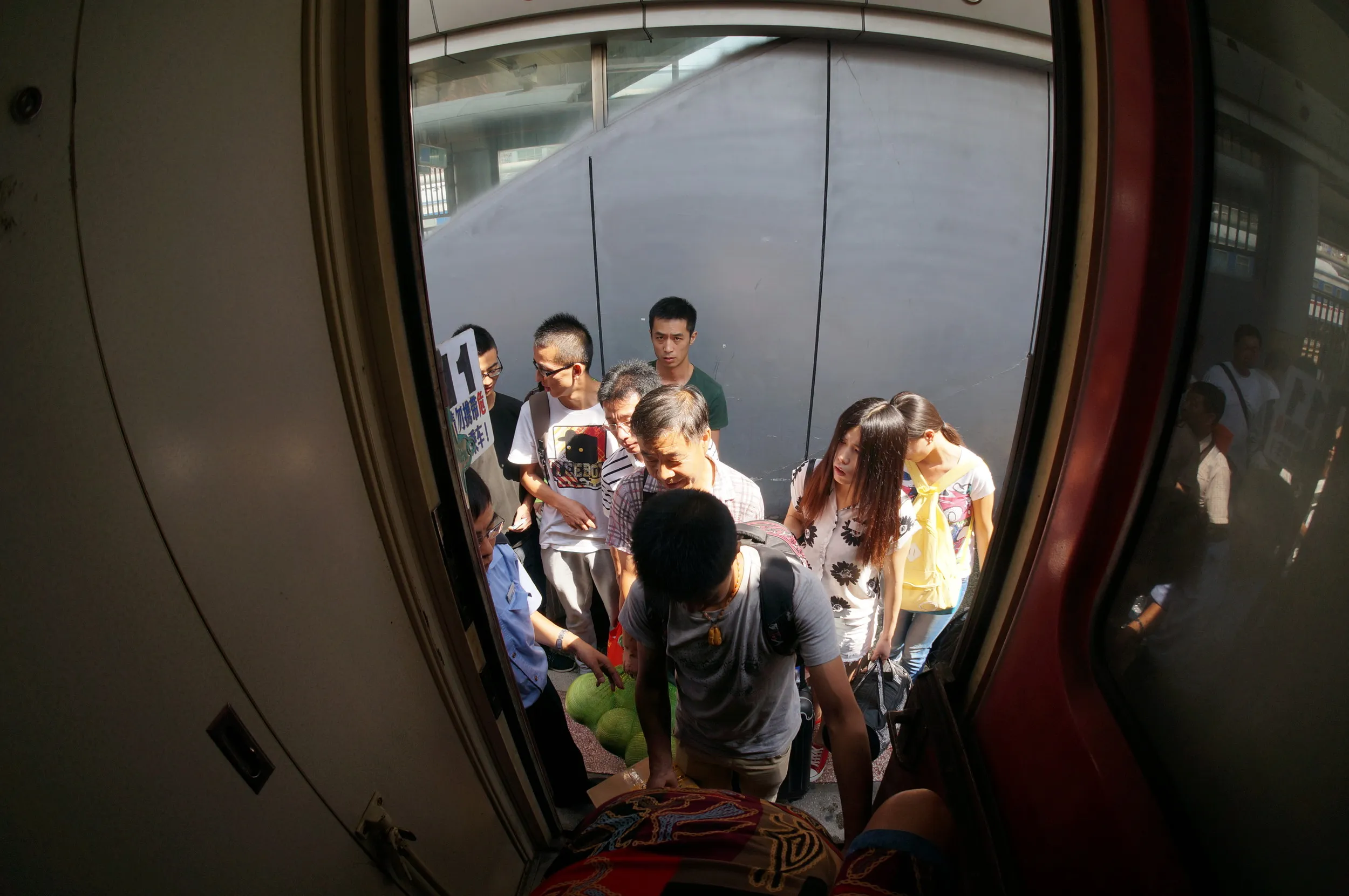 席無しでの列車の旅の始まり