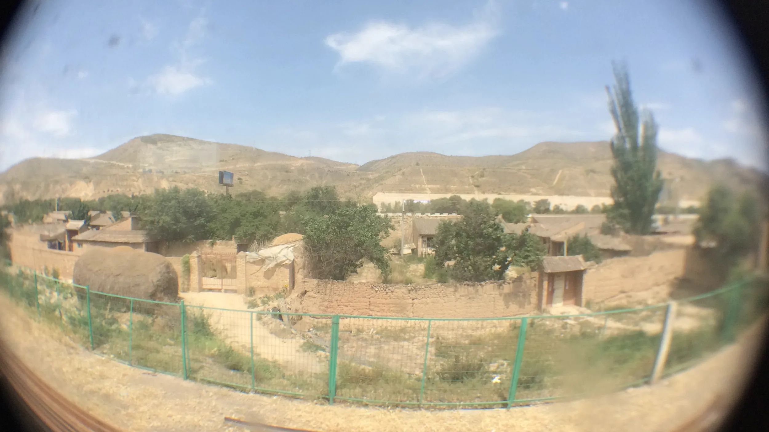 田舎町が見える車窓風景