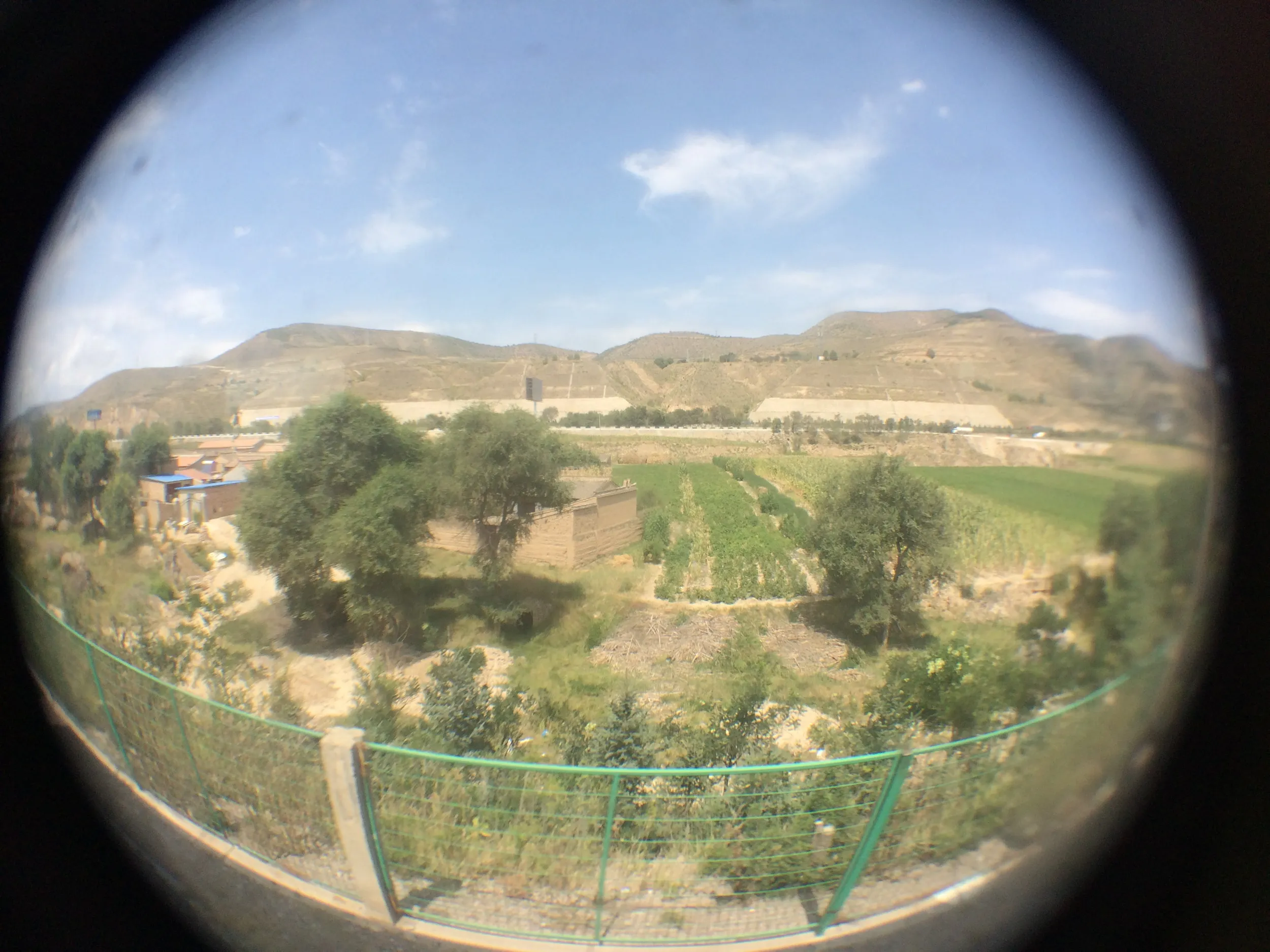 田舎町の車窓風景