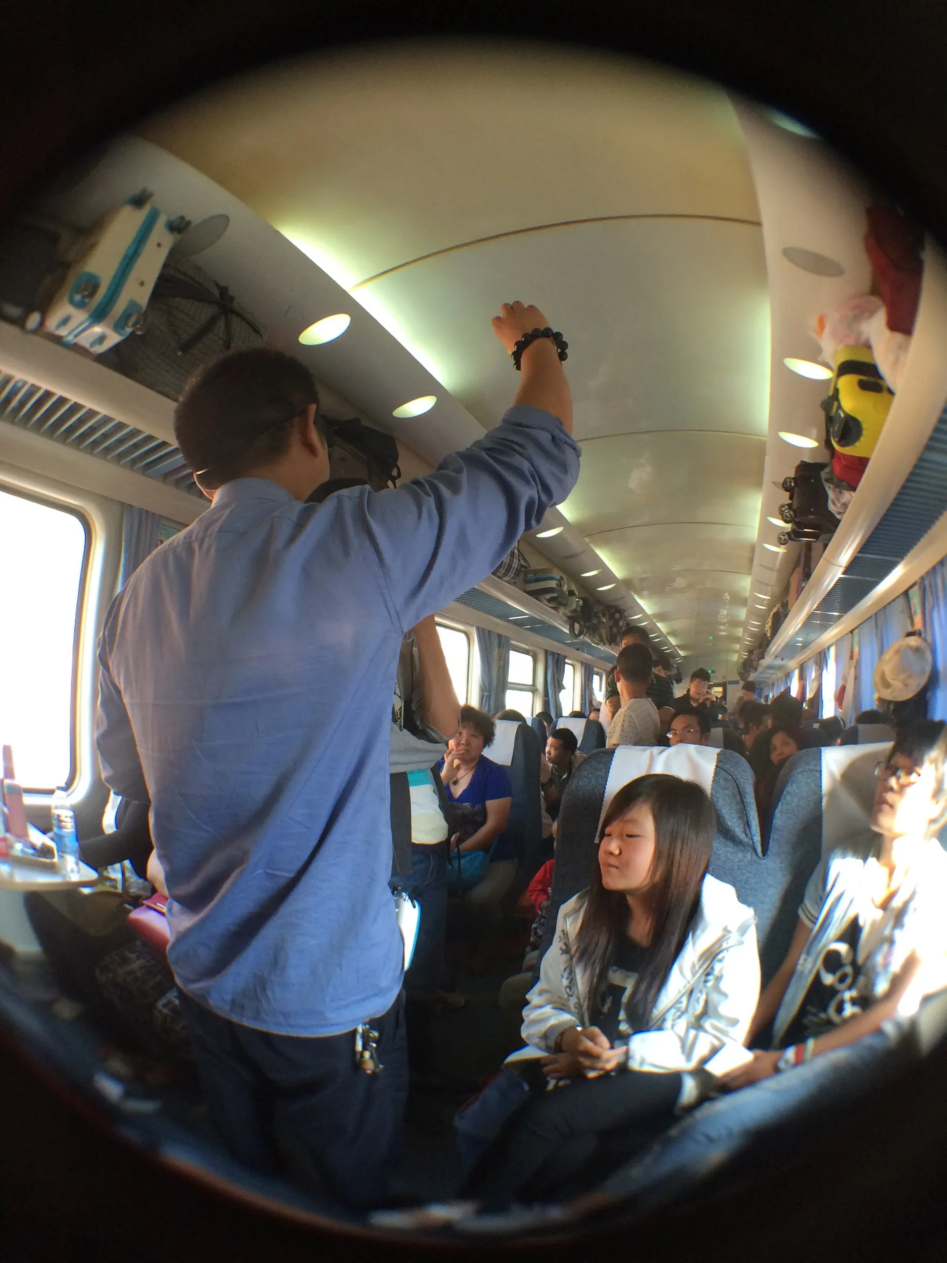 数珠の車内販売を始める車掌さん