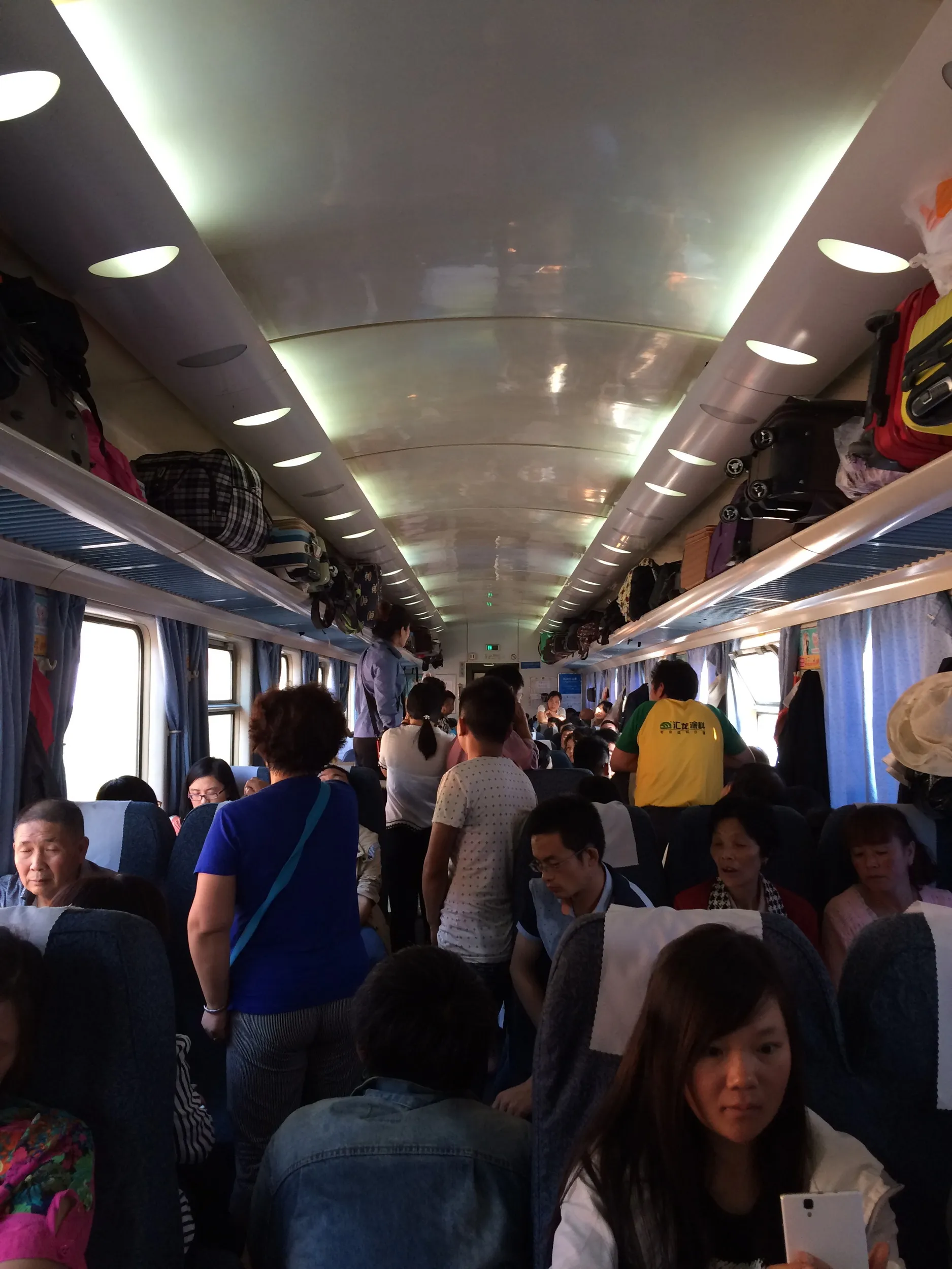 足止めを食らってる最中の列車内の様子