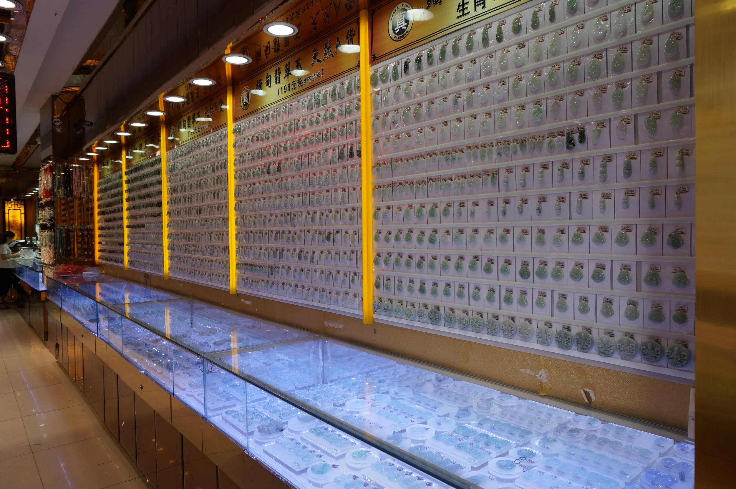 高い翡翠から安い天然石を使ったアクセサリーまで販売しているお土産屋さん