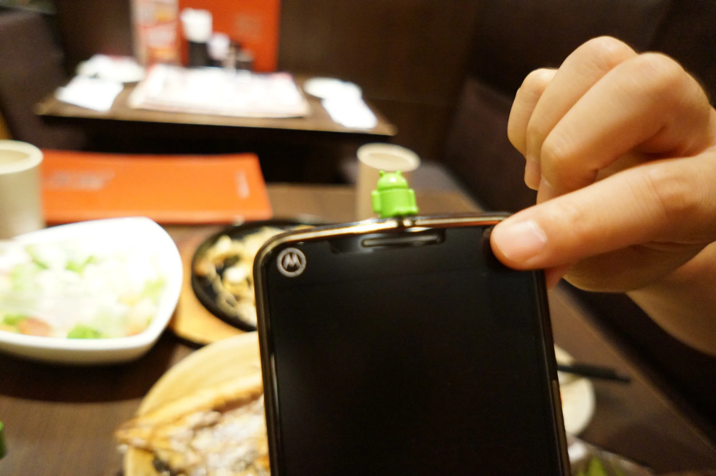 同僚にミニドロイド君を記念に譲り渡す