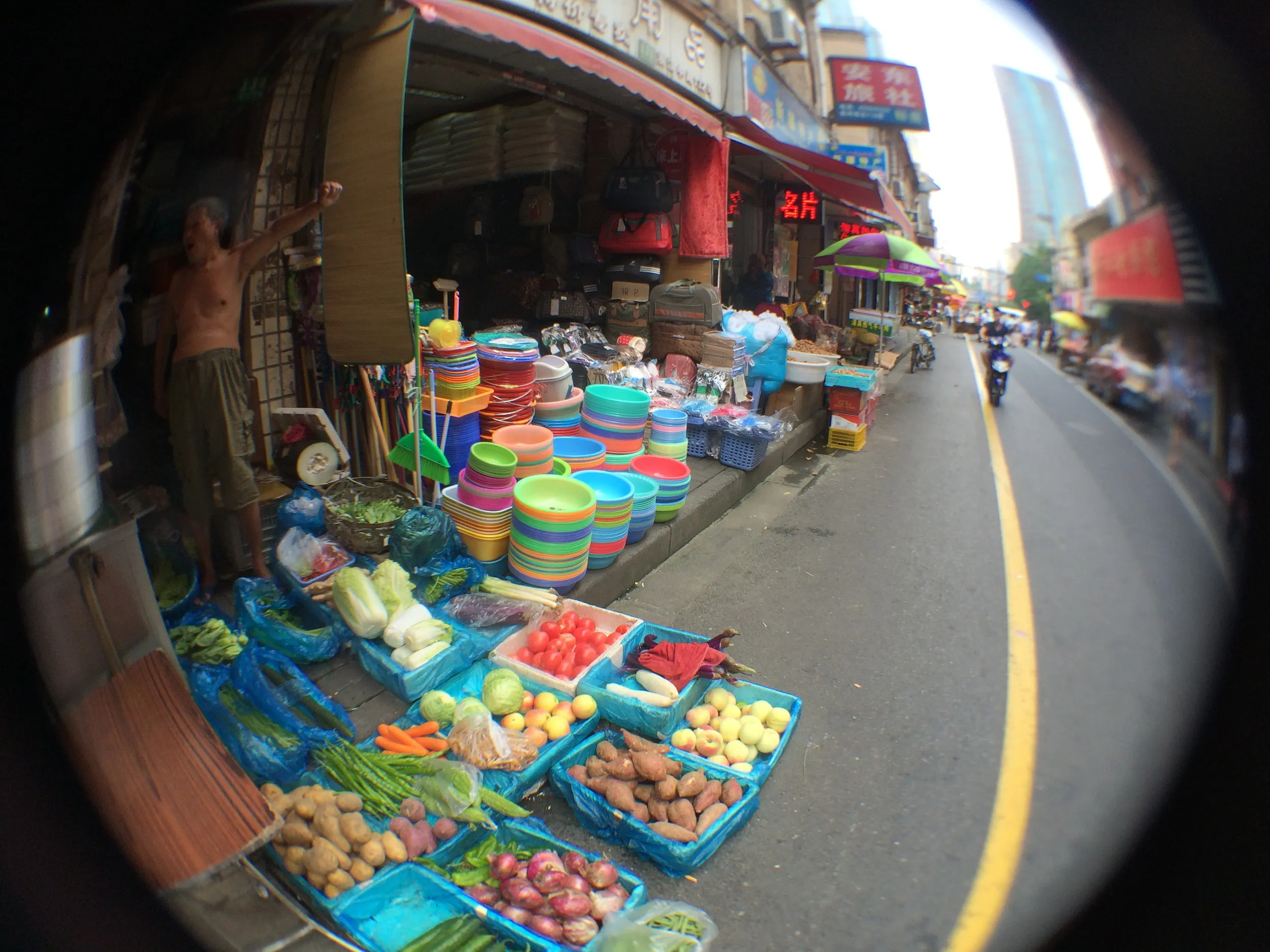 福州路付近の路地の風景。八百屋や雑貨屋が雑然と営業している
