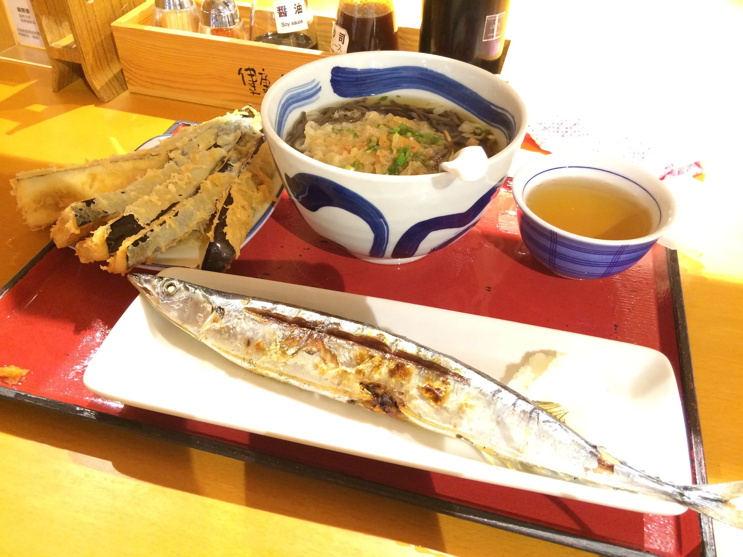 中山公園食堂でさんまを食す