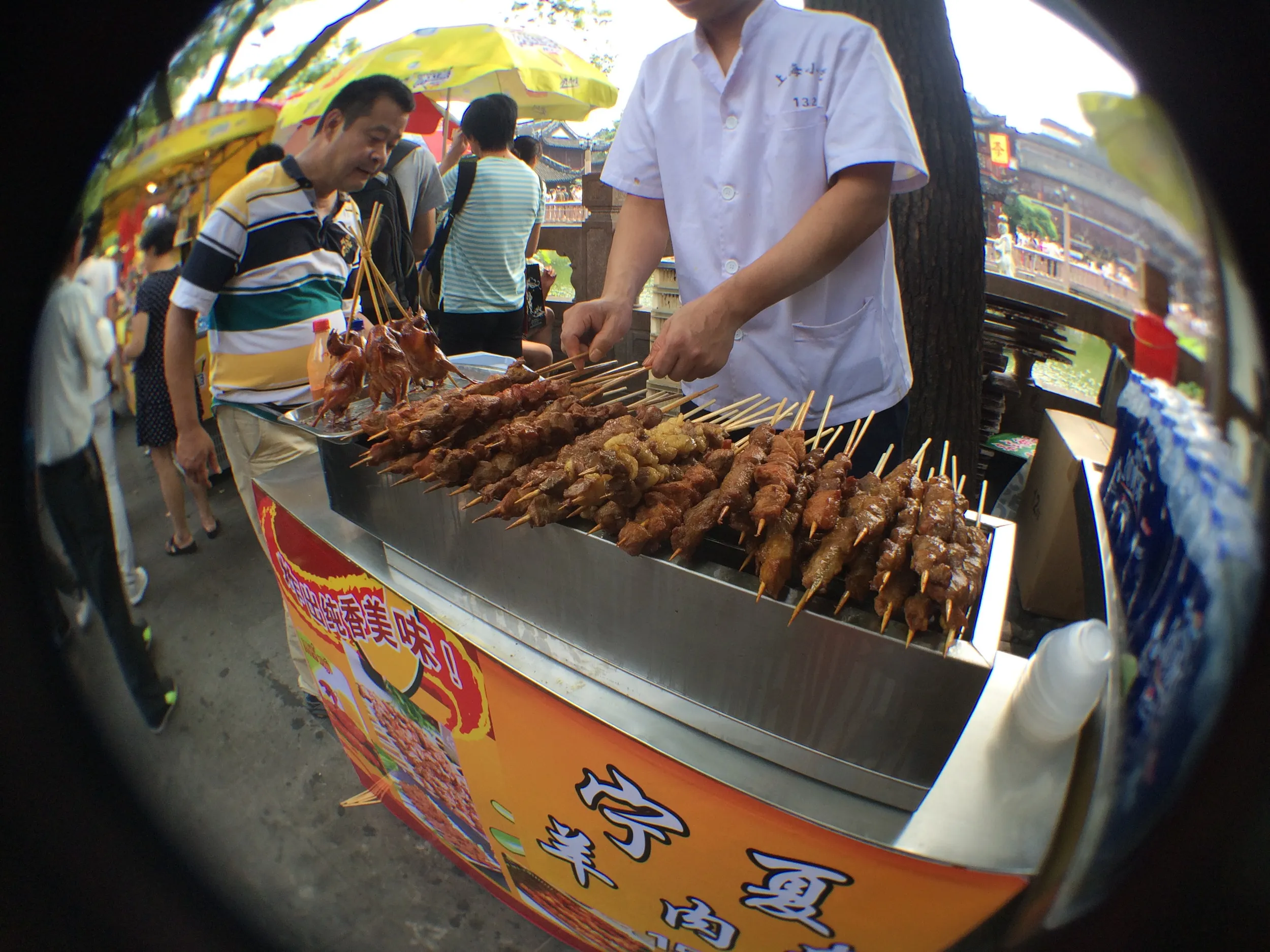 豫園の入り口付近の串焼きの露店