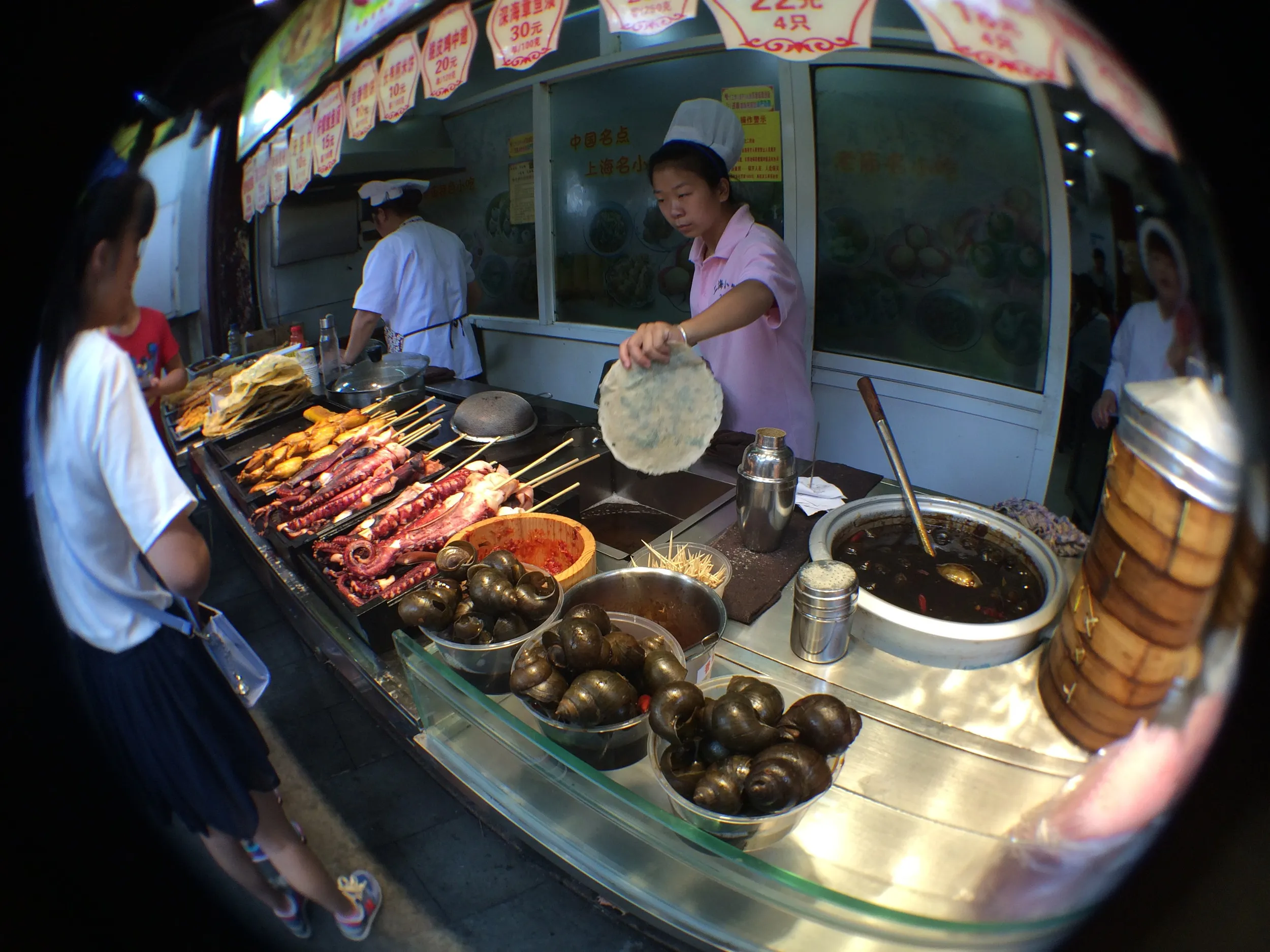 上海小吃人家の傍の串焼きの屋台