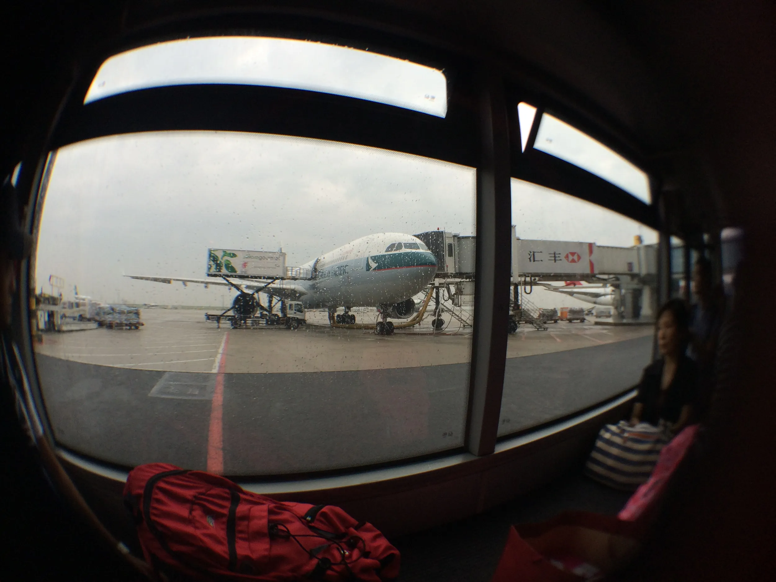 春秋航空の航空機へ搭乗開始