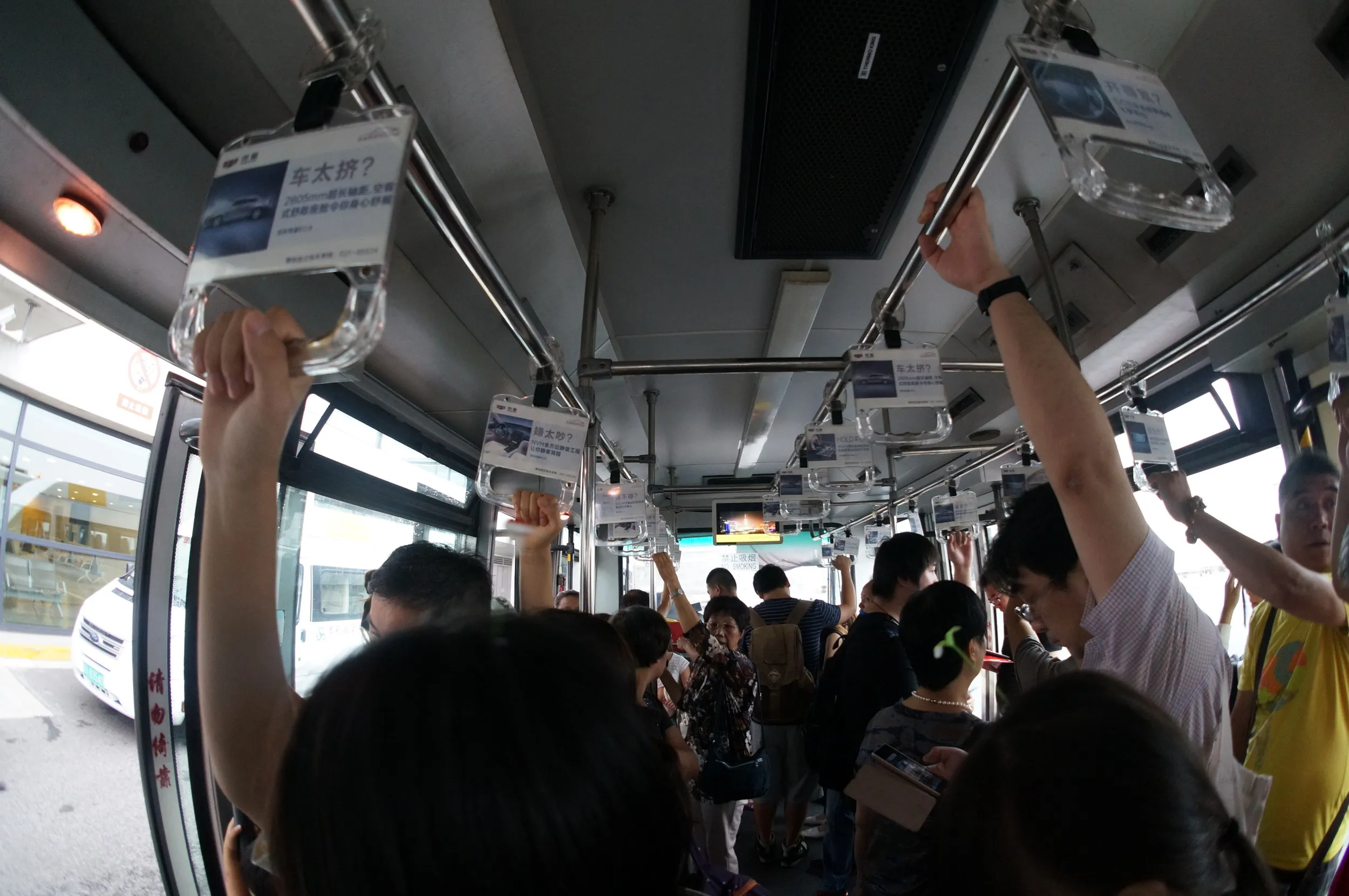 航空機までバスで移動