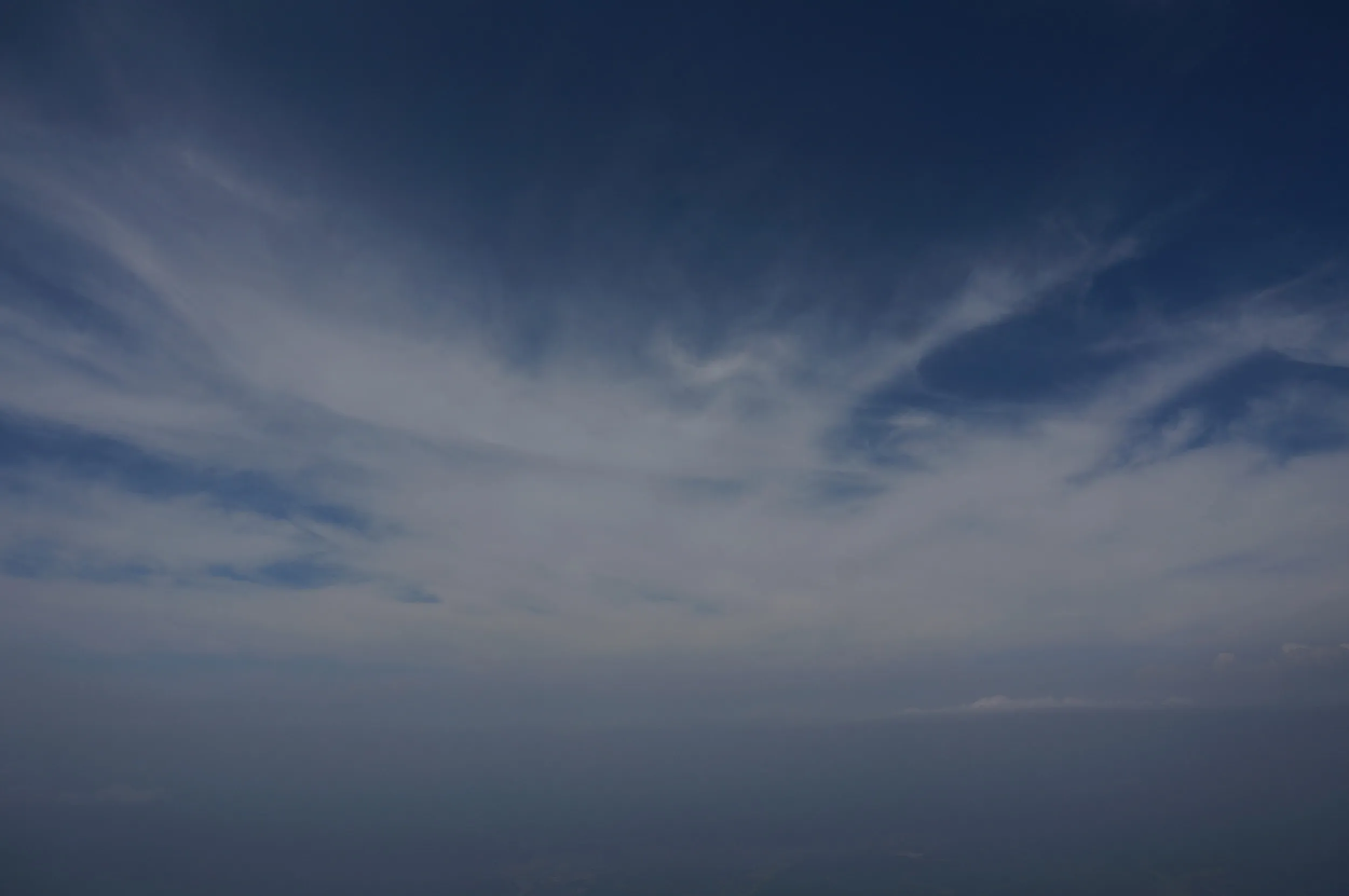航空機内から空を眺める
