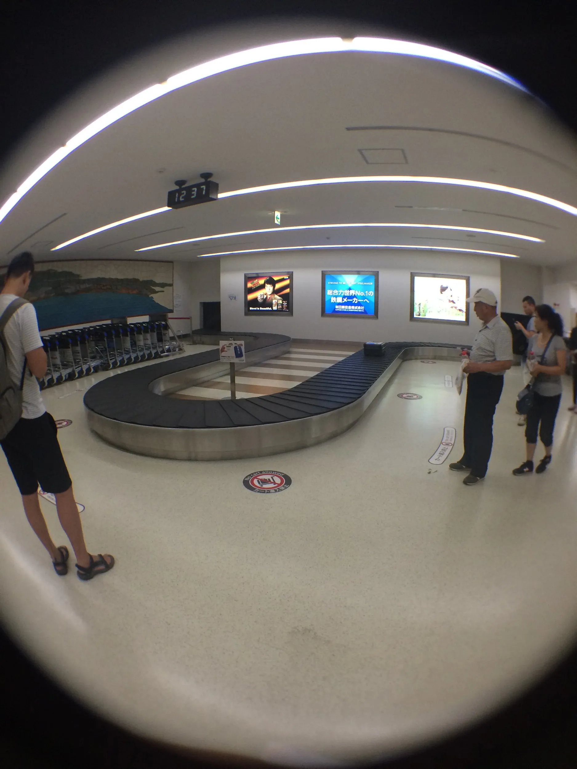 茨城空港で荷物が流れてくるのを待つ