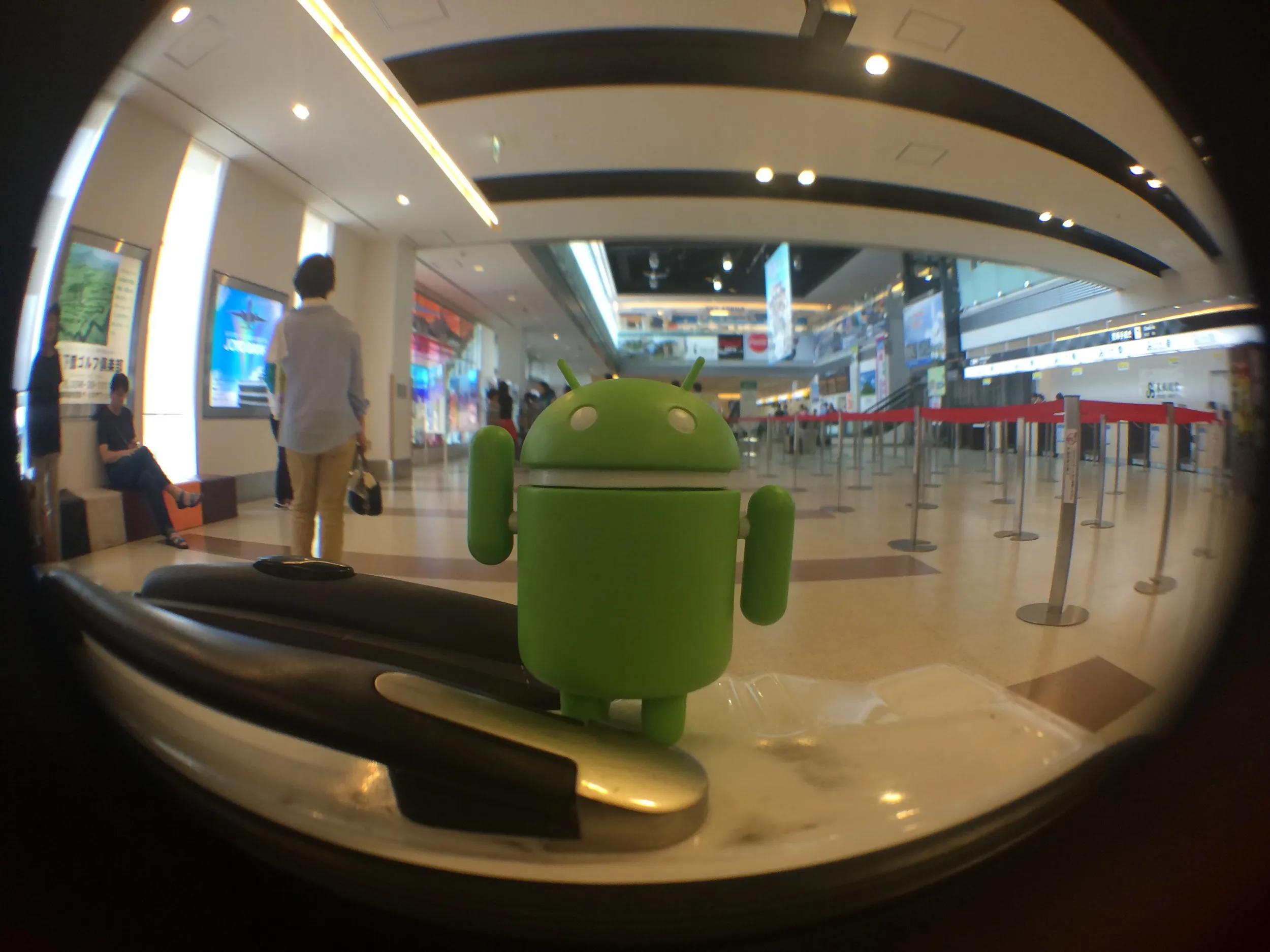 茨城空港でドロイド君が記念撮影