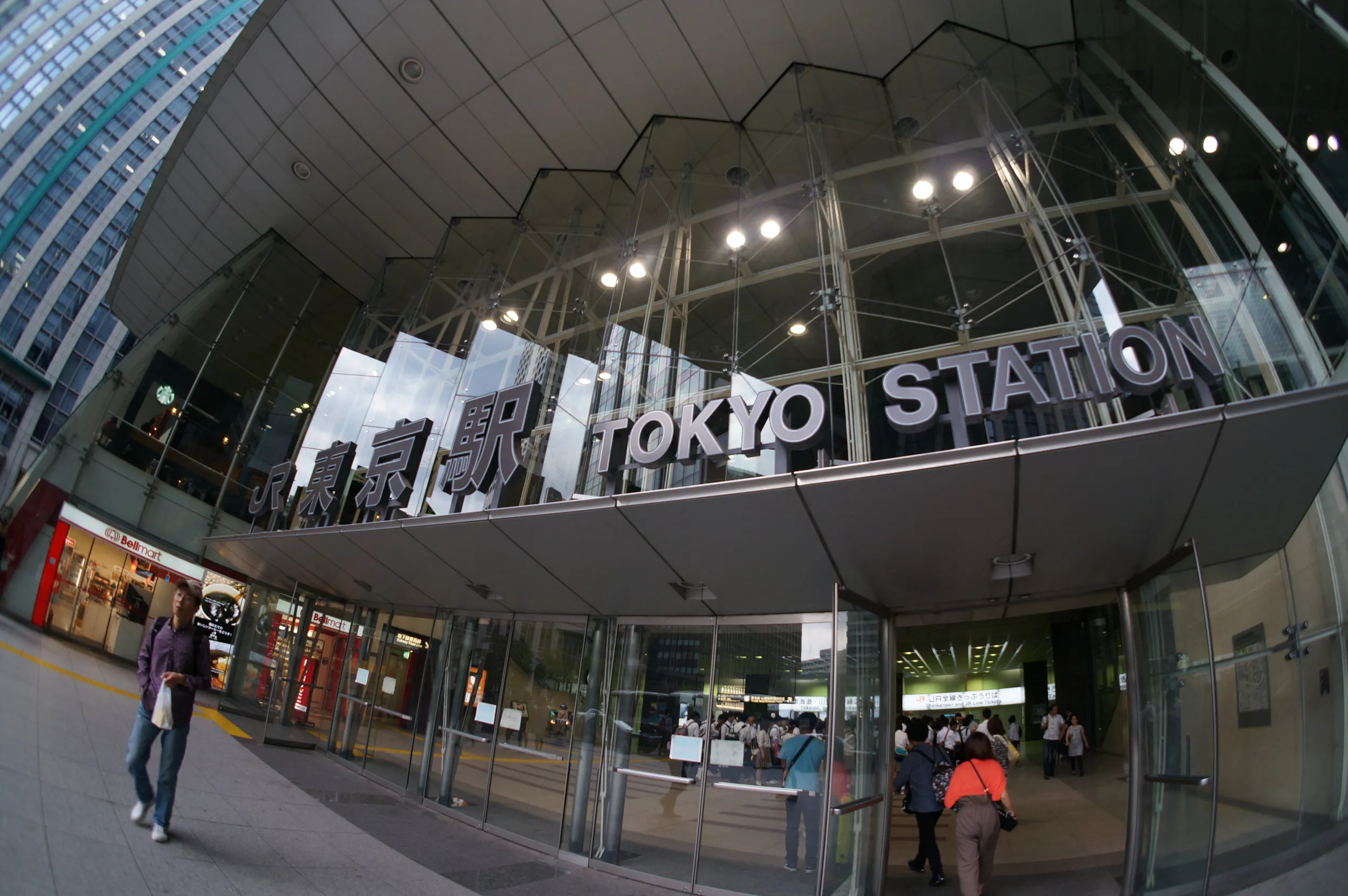 東京駅へ高速バスで到着